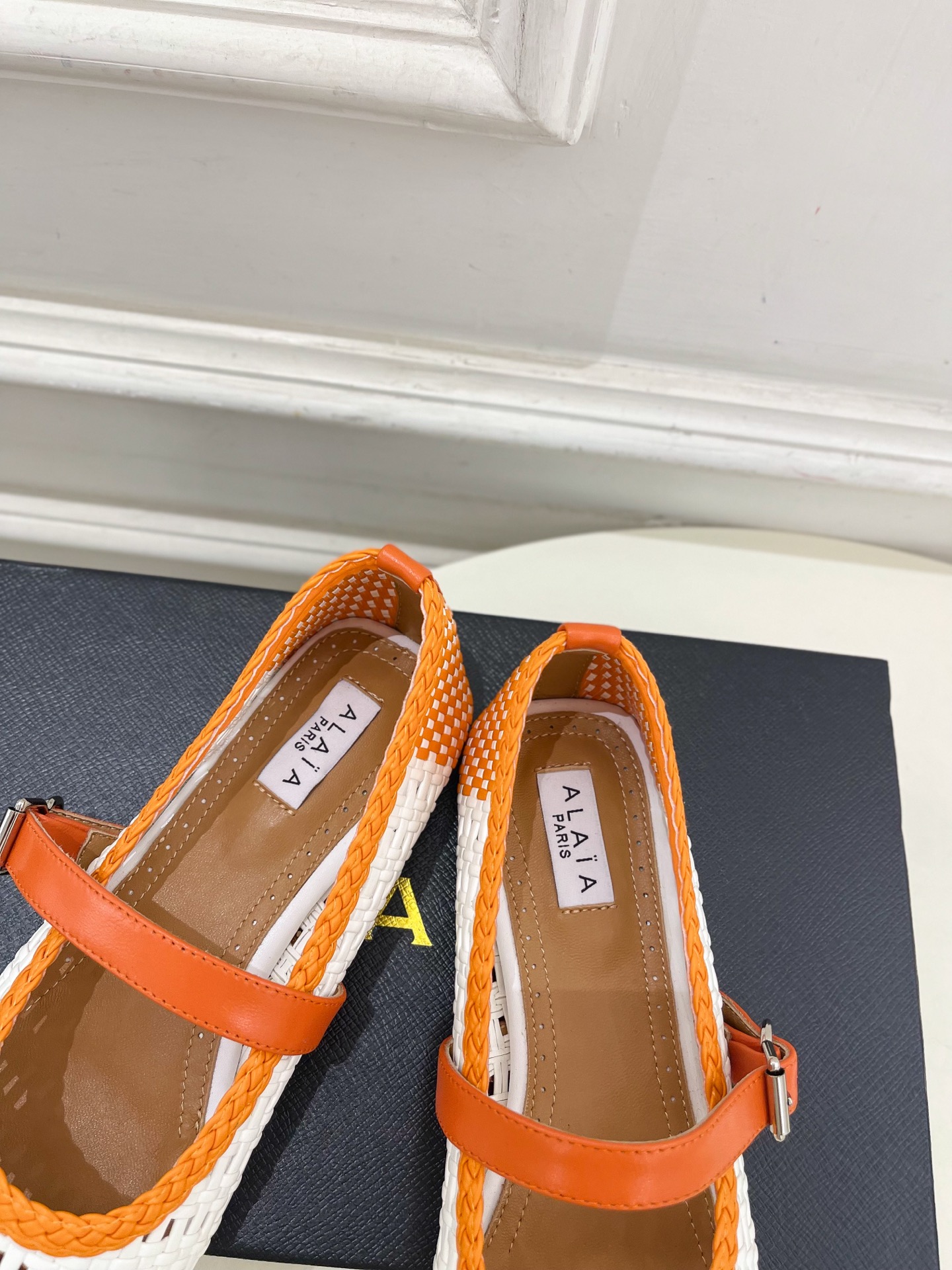 ALAÏA 阿莱亚25SS春夏新品 镂空编织玛丽珍平底鞋
—————————
Alaïa作为这两年最受欢
