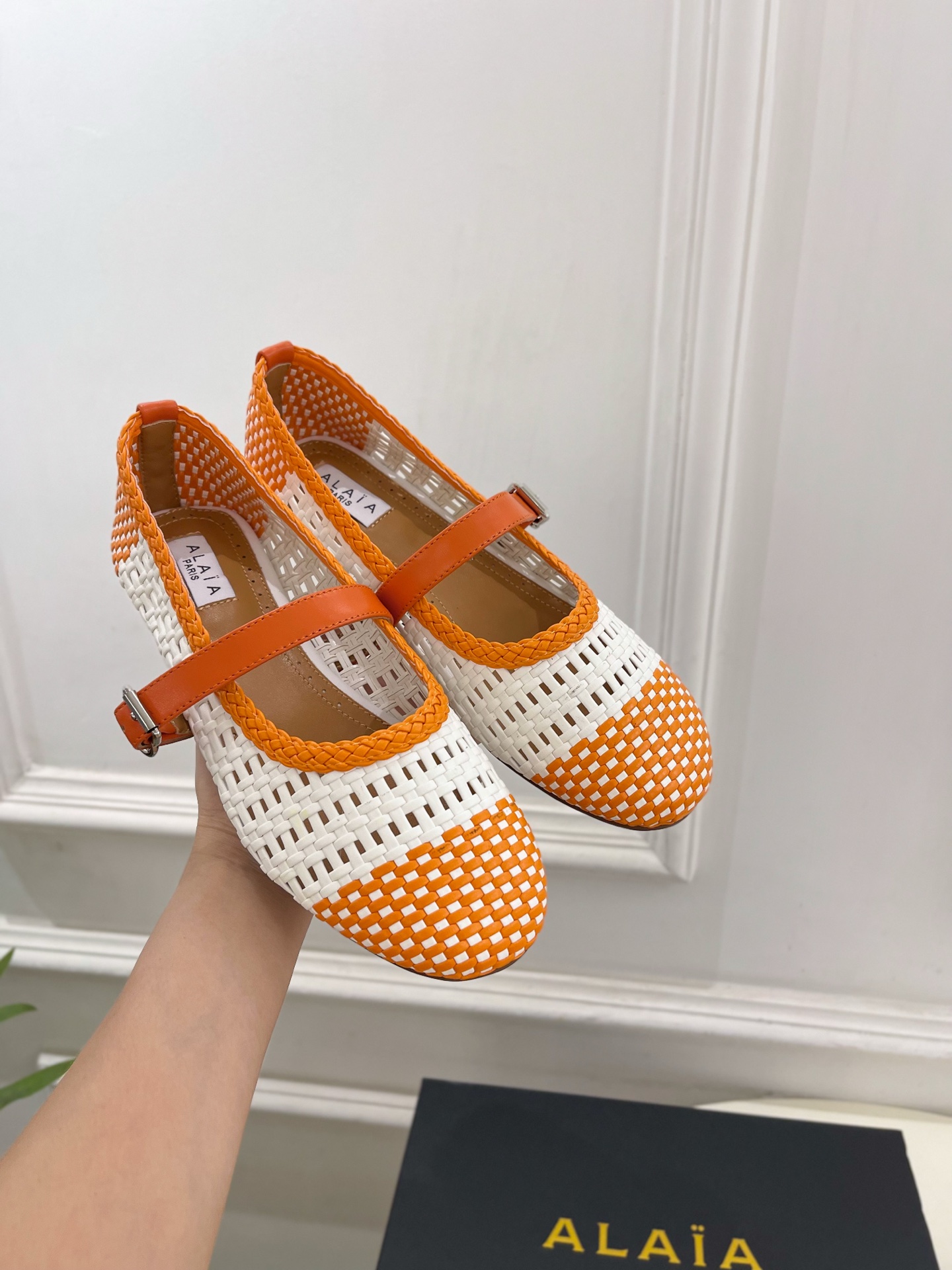ALAÏA 阿莱亚25SS春夏新品 镂空编织玛丽珍平底鞋
—————————
Alaïa作为这两年最受欢
