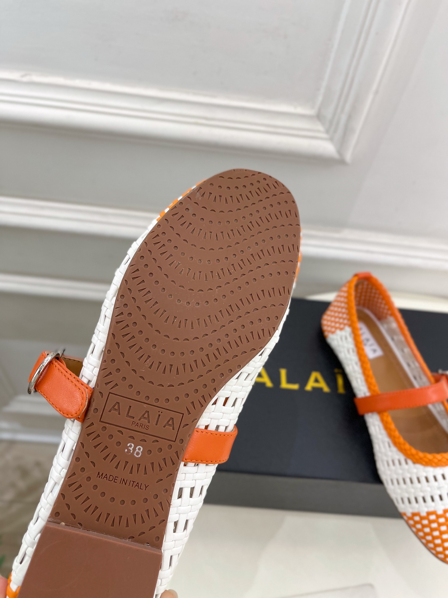 ALAÏA 阿莱亚25SS春夏新品 镂空编织玛丽珍平底鞋
—————————
Alaïa作为这两年最受欢