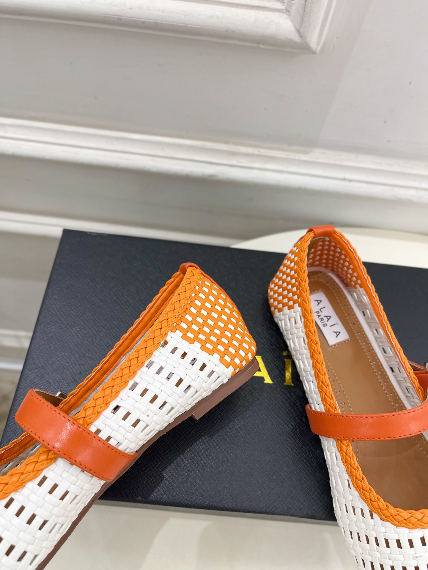 ALAÏA 阿莱亚25SS春夏新品 镂空编织玛丽珍平底鞋
—————————
Alaïa作为这两年最受欢