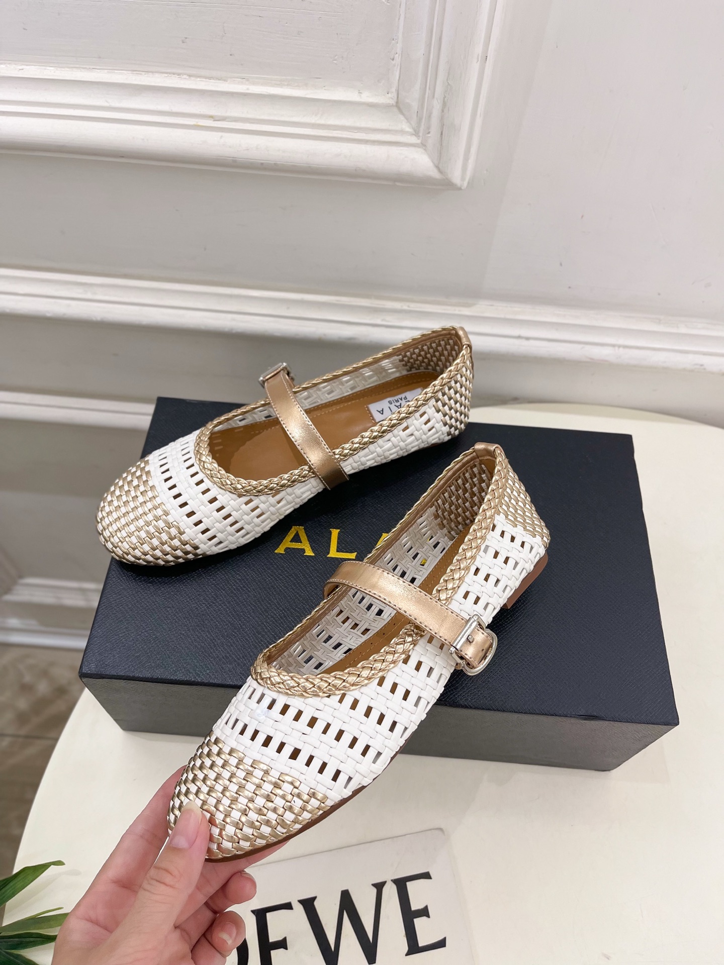 ALAÏA 阿莱亚25SS春夏新品 镂空编织玛丽珍平底鞋
—————————
Alaïa作为这两年最受欢