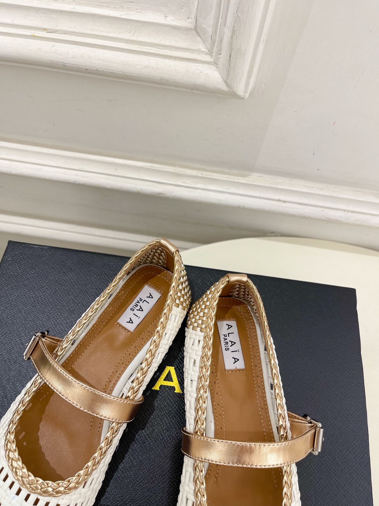 ALAÏA 阿莱亚25SS春夏新品 镂空编织玛丽珍平底鞋
—————————
Alaïa作为这两年最受欢