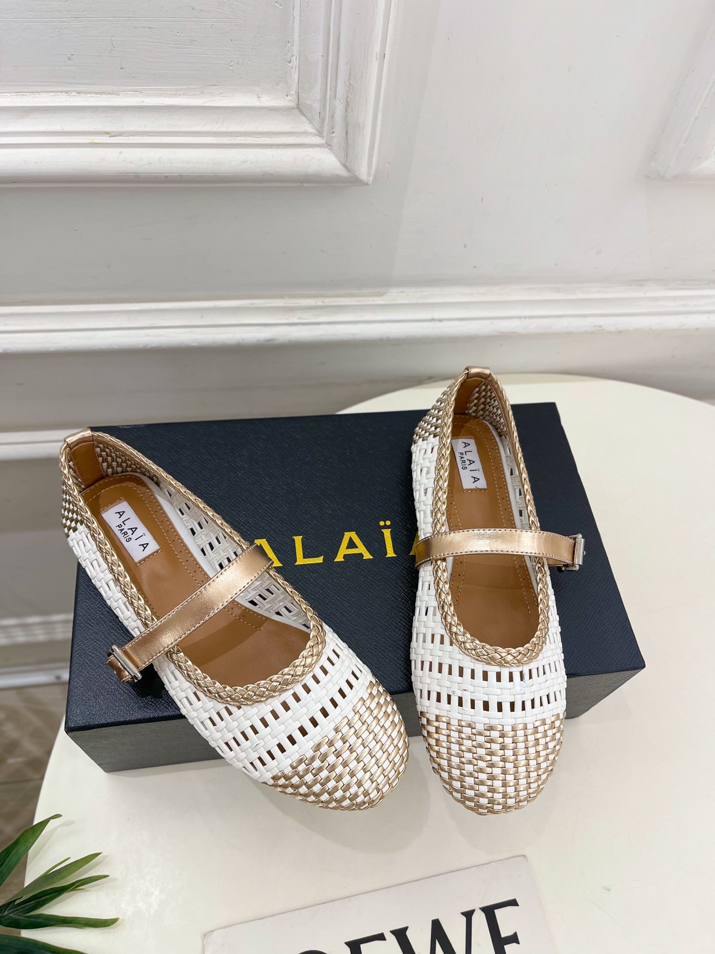 ALAÏA 阿莱亚25SS春夏新品 镂空编织玛丽珍平底鞋
—————————
Alaïa作为这两年最受欢