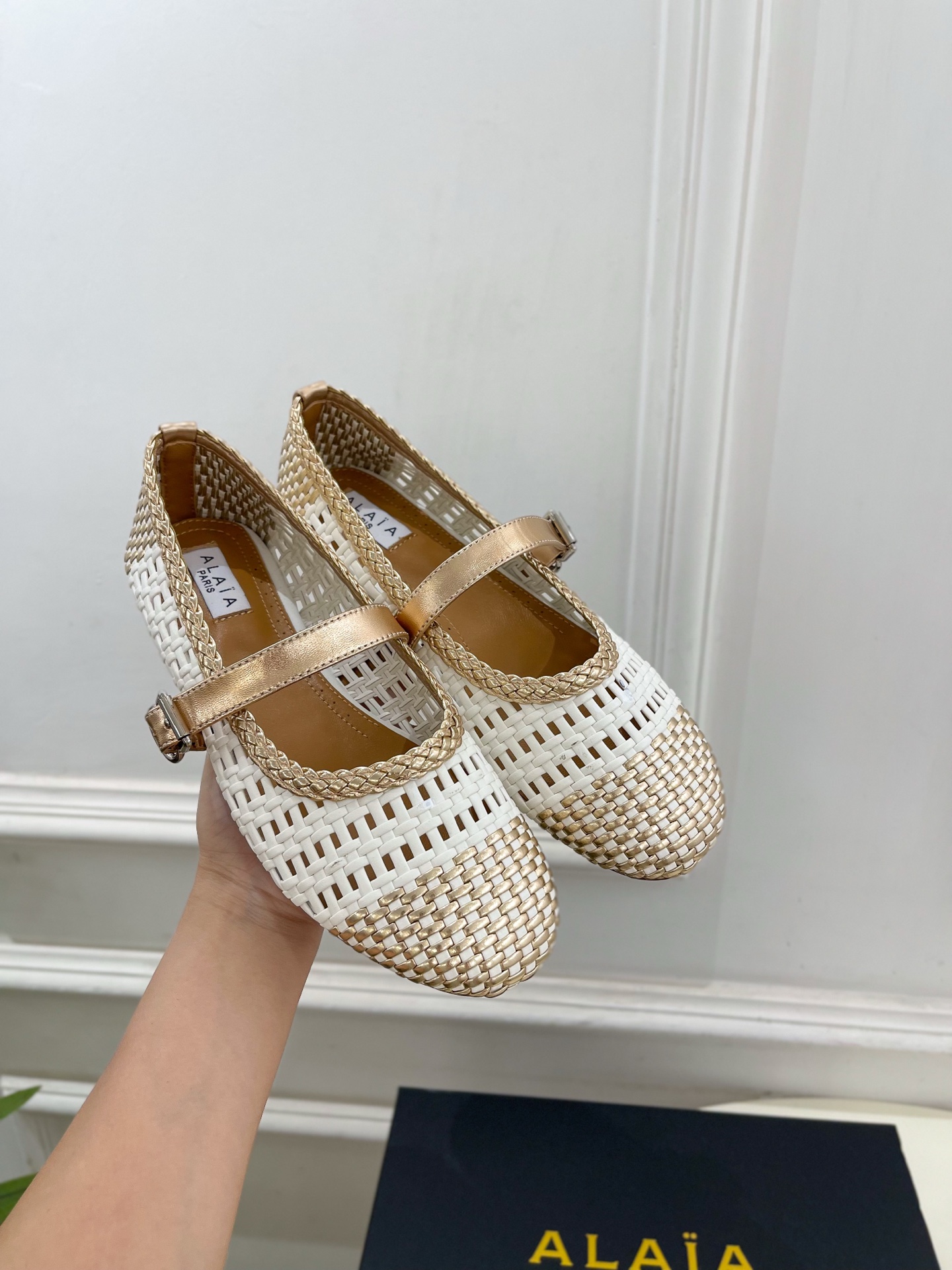 ALAÏA 阿莱亚25SS春夏新品 镂空编织玛丽珍平底鞋
—————————
Alaïa作为这两年最受欢