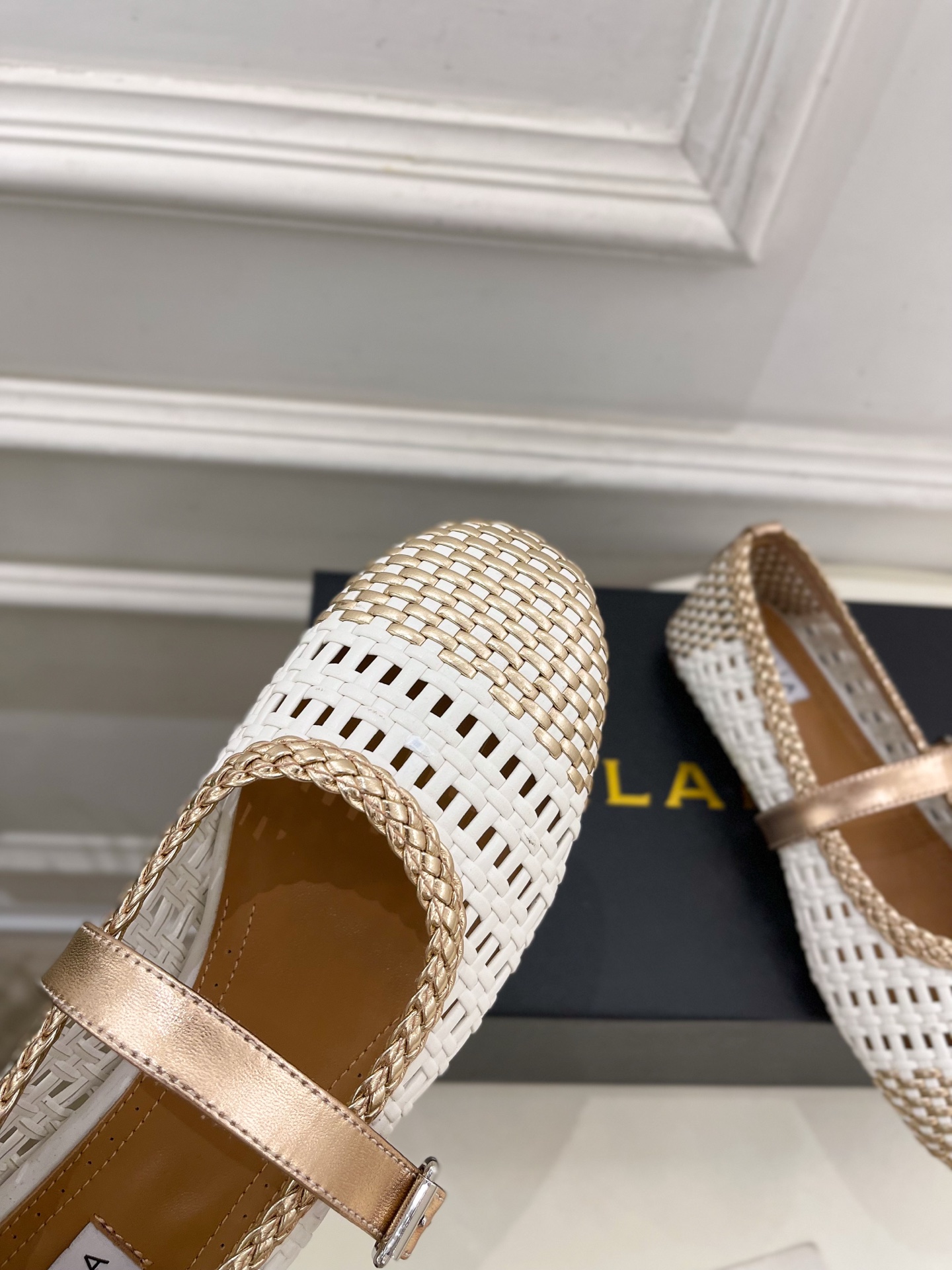 ALAÏA 阿莱亚25SS春夏新品 镂空编织玛丽珍平底鞋
—————————
Alaïa作为这两年最受欢