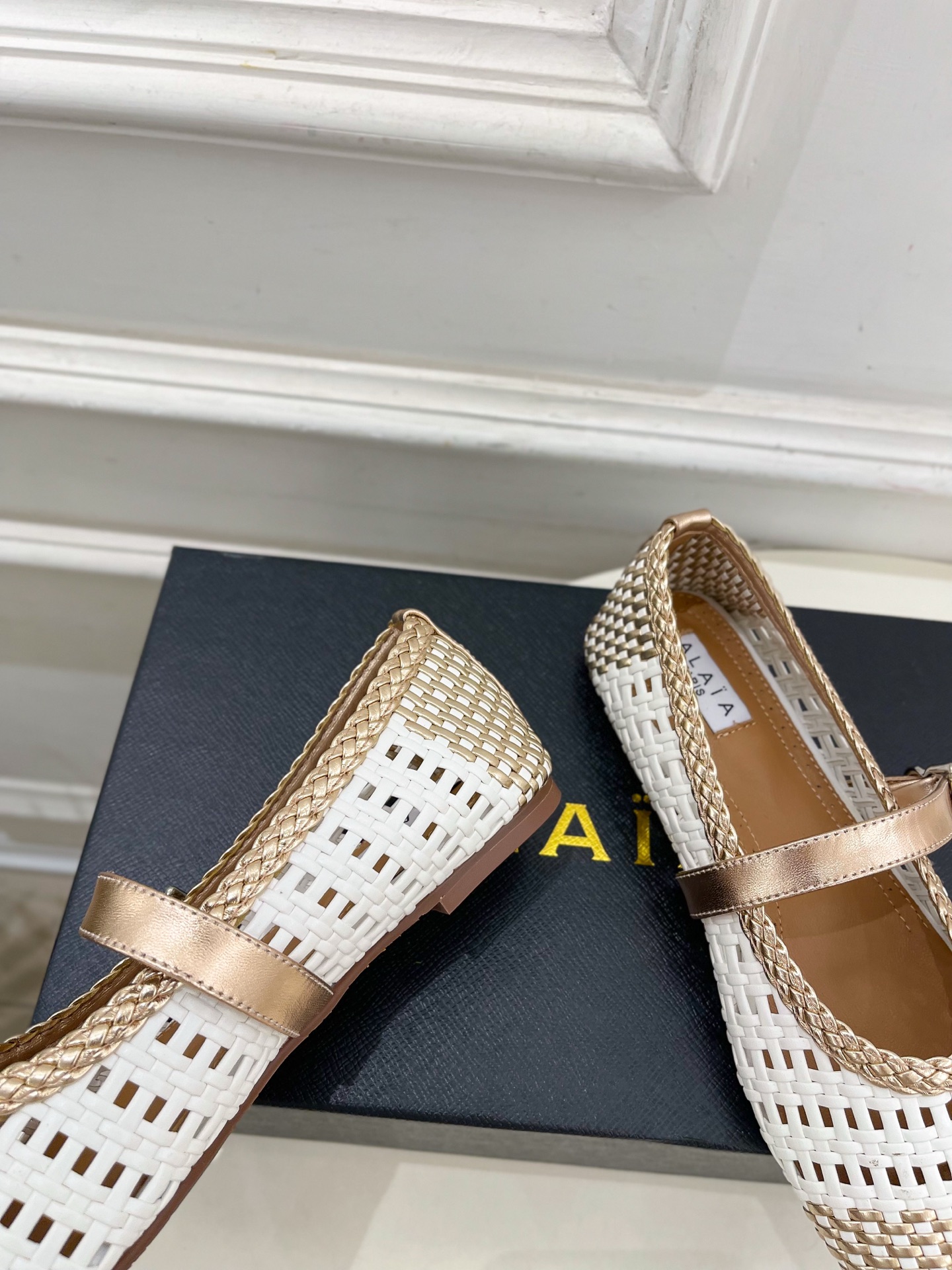ALAÏA 阿莱亚25SS春夏新品 镂空编织玛丽珍平底鞋
—————————
Alaïa作为这两年最受欢