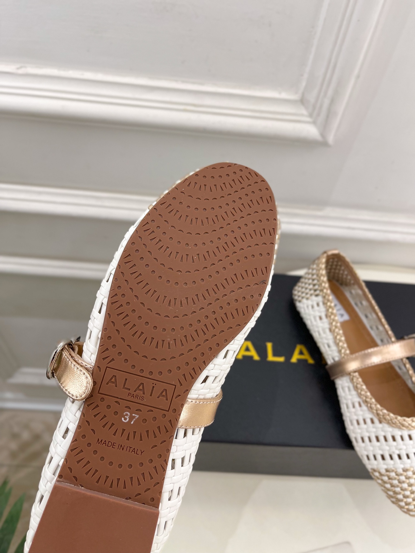 ALAÏA 阿莱亚25SS春夏新品 镂空编织玛丽珍平底鞋
—————————
Alaïa作为这两年最受欢
