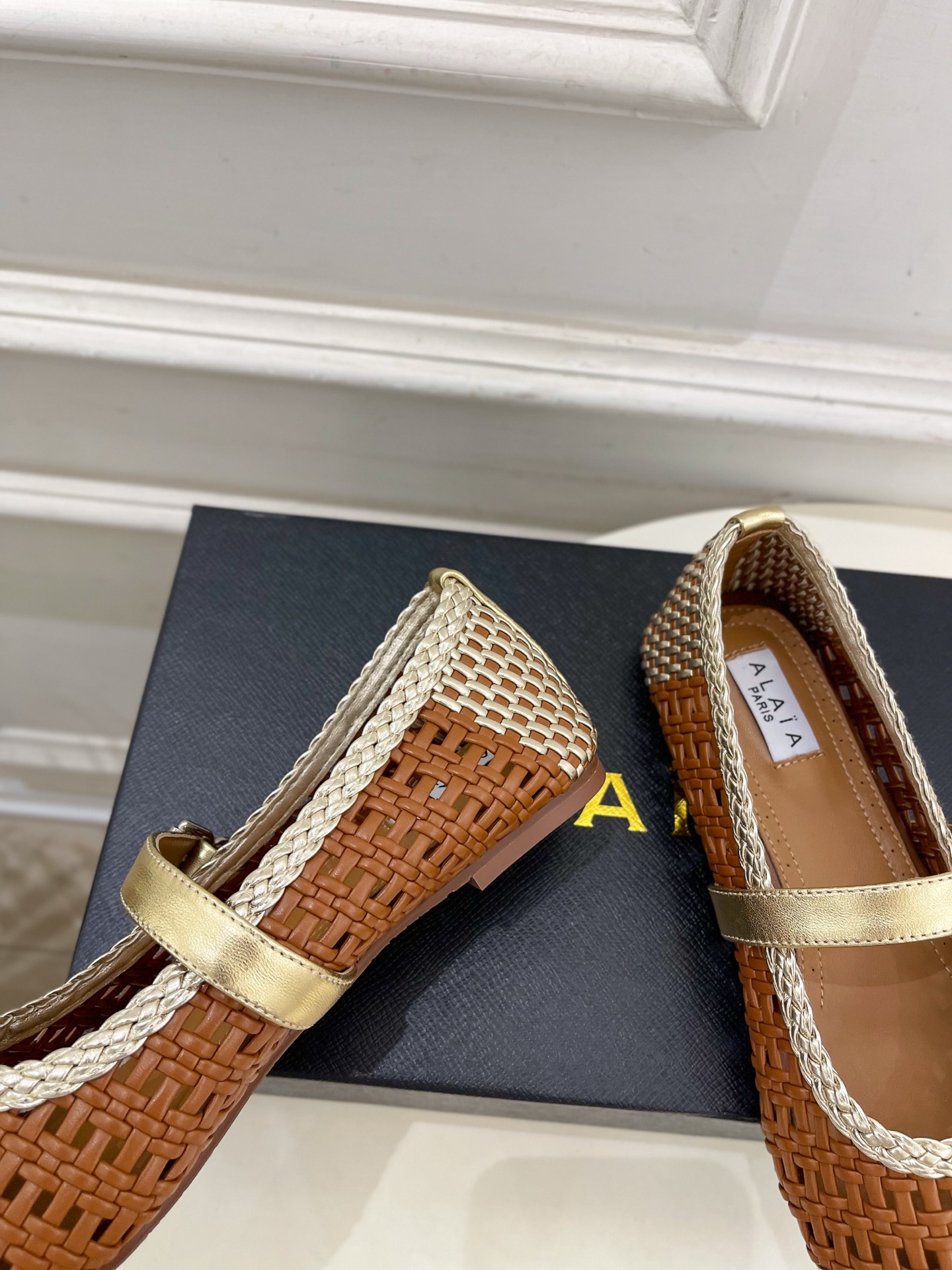 ALAÏA 阿莱亚25SS春夏新品 镂空编织玛丽珍平底鞋
—————————
Alaïa作为这两年最受欢