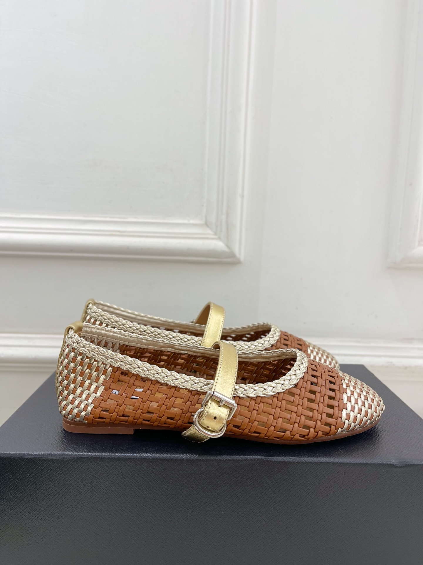 ALAÏA 阿莱亚25SS春夏新品 镂空编织玛丽珍平底鞋
—————————
Alaïa作为这两年最受欢