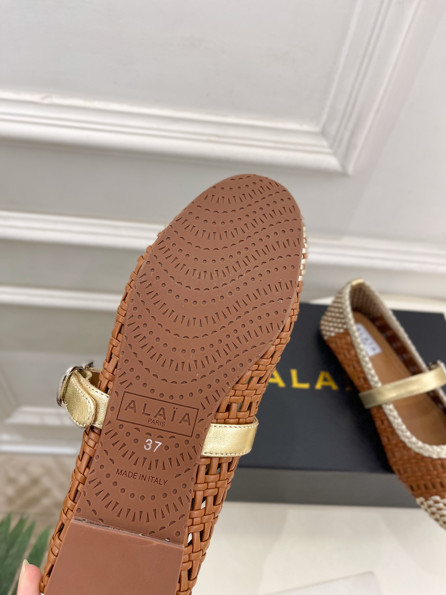 ALAÏA 阿莱亚25SS春夏新品 镂空编织玛丽珍平底鞋
—————————
Alaïa作为这两年最受欢