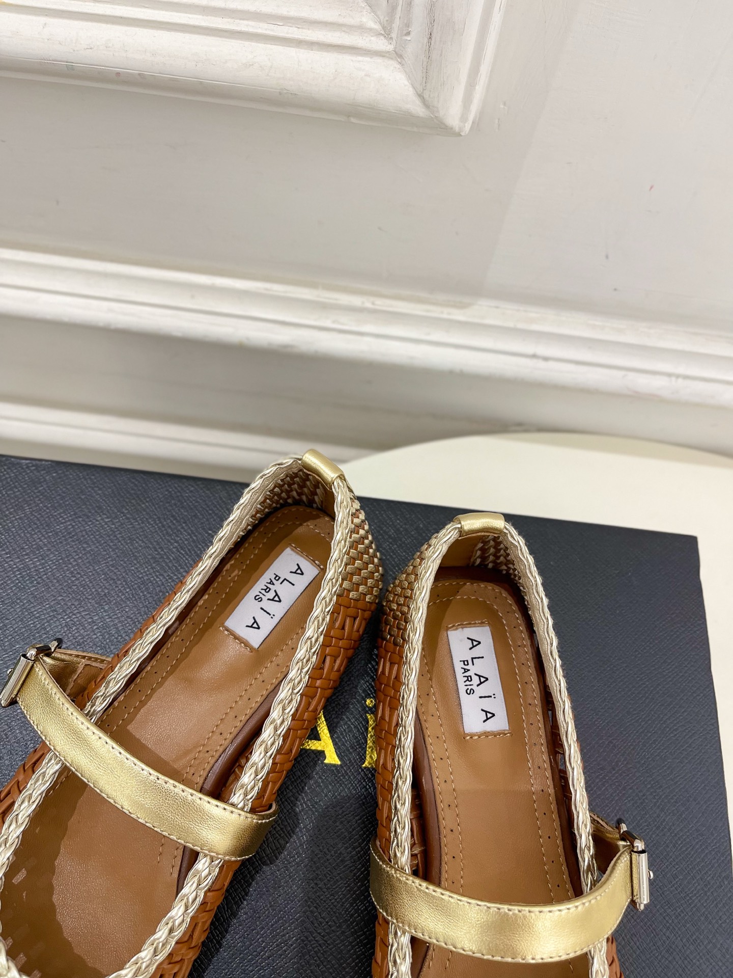 ALAÏA 阿莱亚25SS春夏新品 镂空编织玛丽珍平底鞋
—————————
Alaïa作为这两年最受欢
