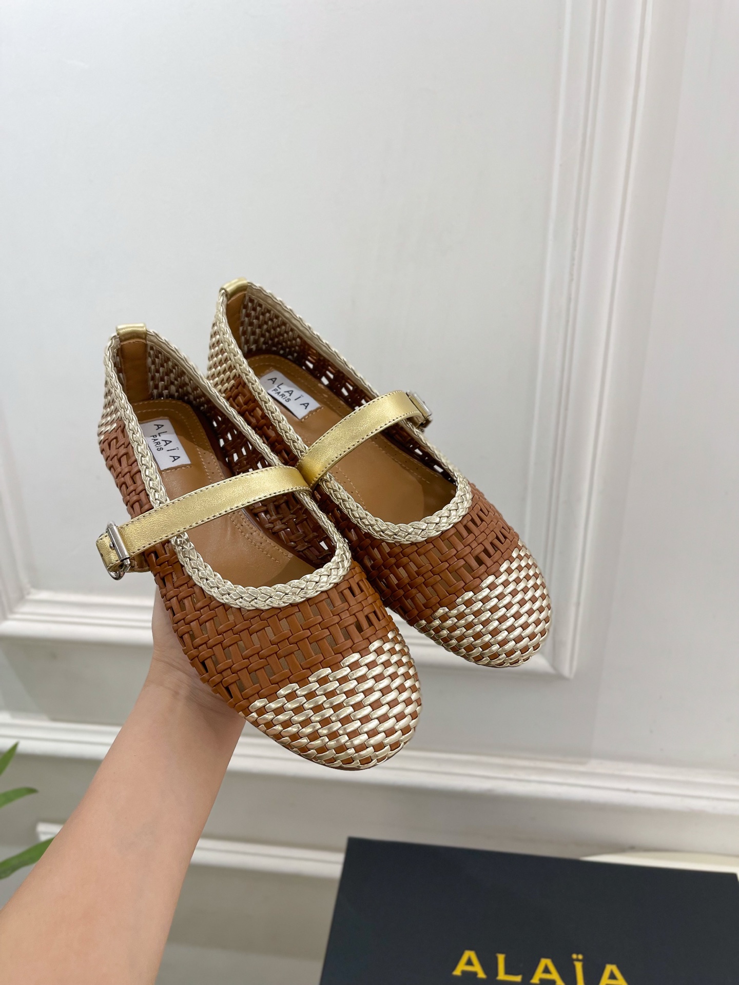 ALAÏA 阿莱亚25SS春夏新品 镂空编织玛丽珍平底鞋
—————————
Alaïa作为这两年最受欢
