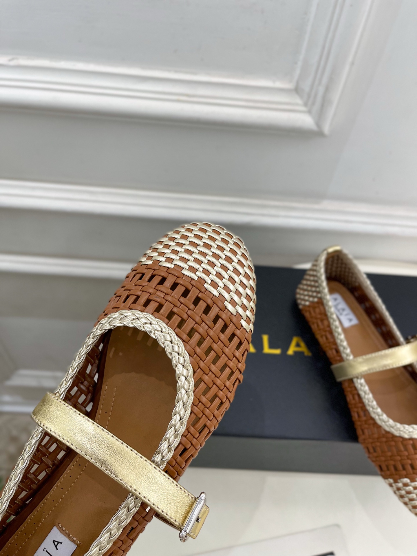 ALAÏA 阿莱亚25SS春夏新品 镂空编织玛丽珍平底鞋
—————————
Alaïa作为这两年最受欢