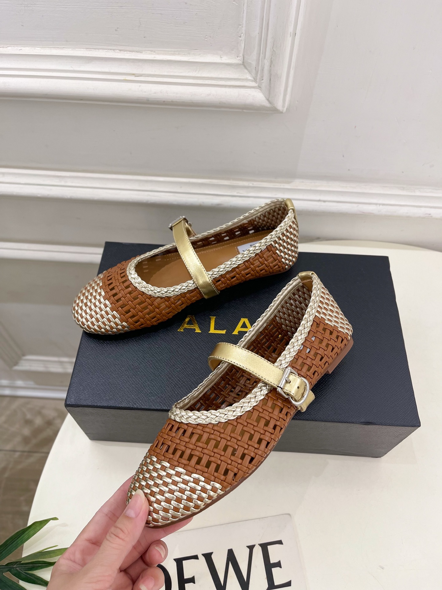 ALAÏA 阿莱亚25SS春夏新品 镂空编织玛丽珍平底鞋
—————————
Alaïa作为这两年最受欢