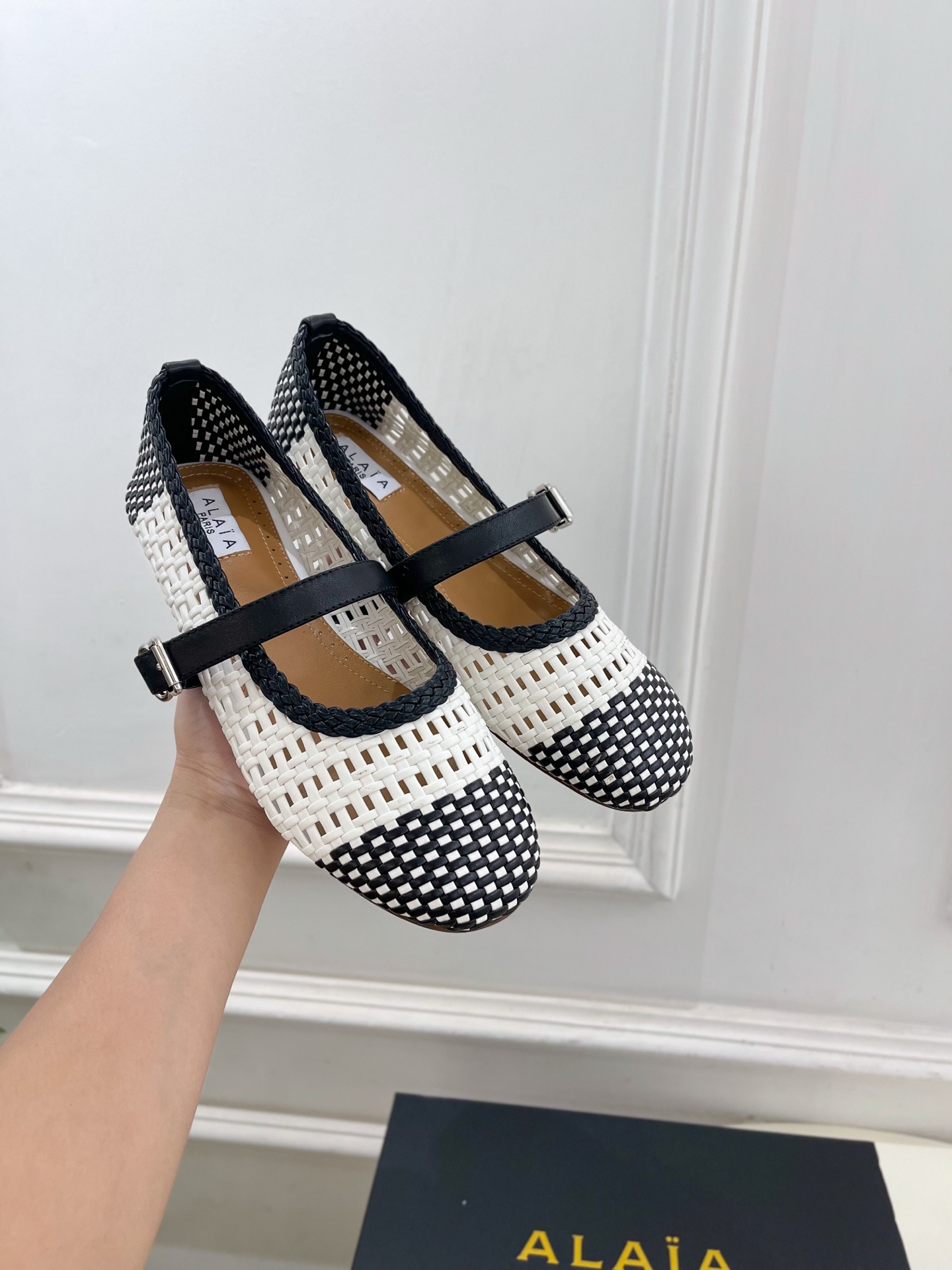ALAÏA 阿莱亚25SS春夏新品 镂空编织玛丽珍平底鞋
—————————
Alaïa作为这两年最受欢