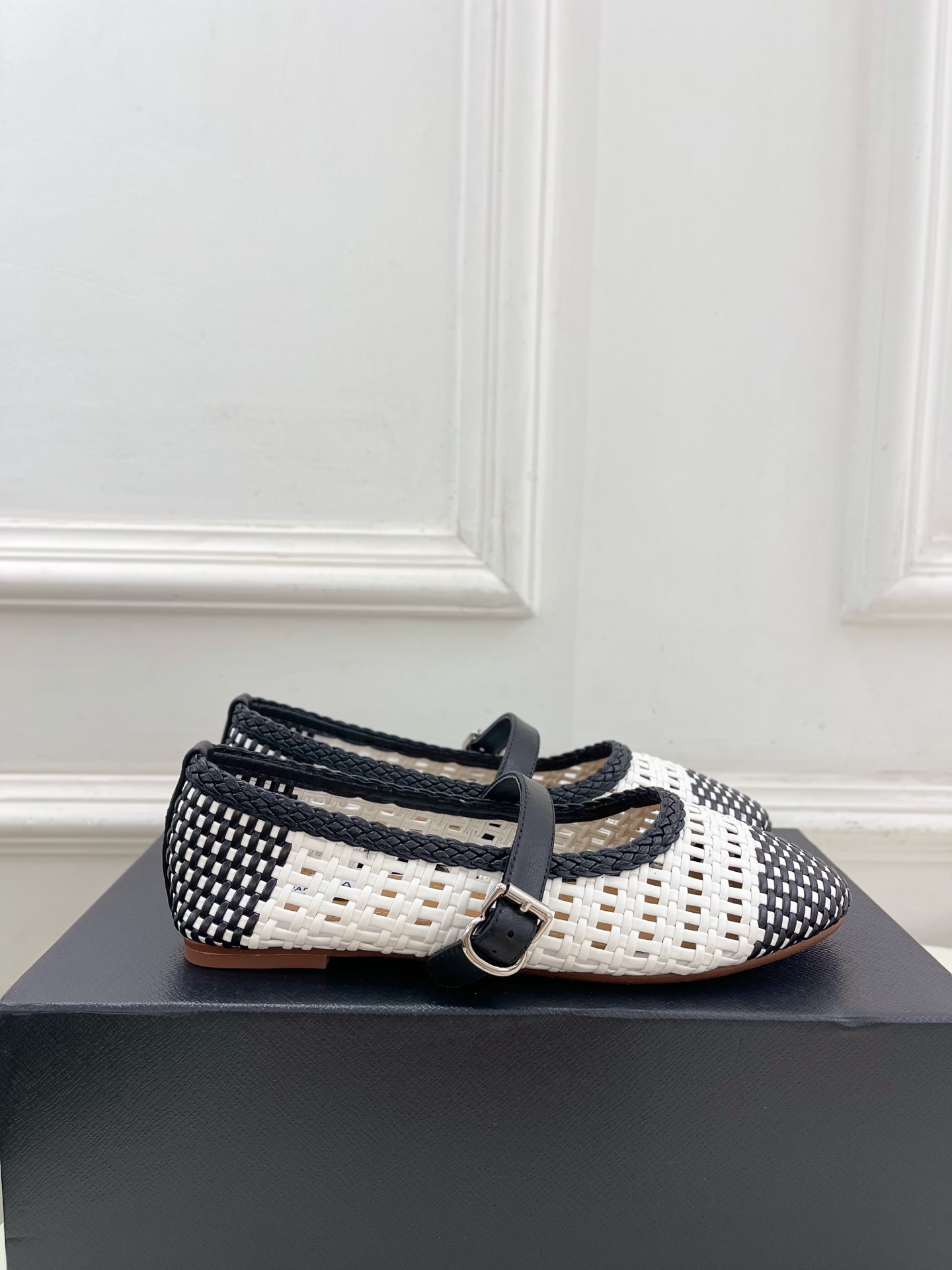 ALAÏA 阿莱亚25SS春夏新品 镂空编织玛丽珍平底鞋
—————————
Alaïa作为这两年最受欢