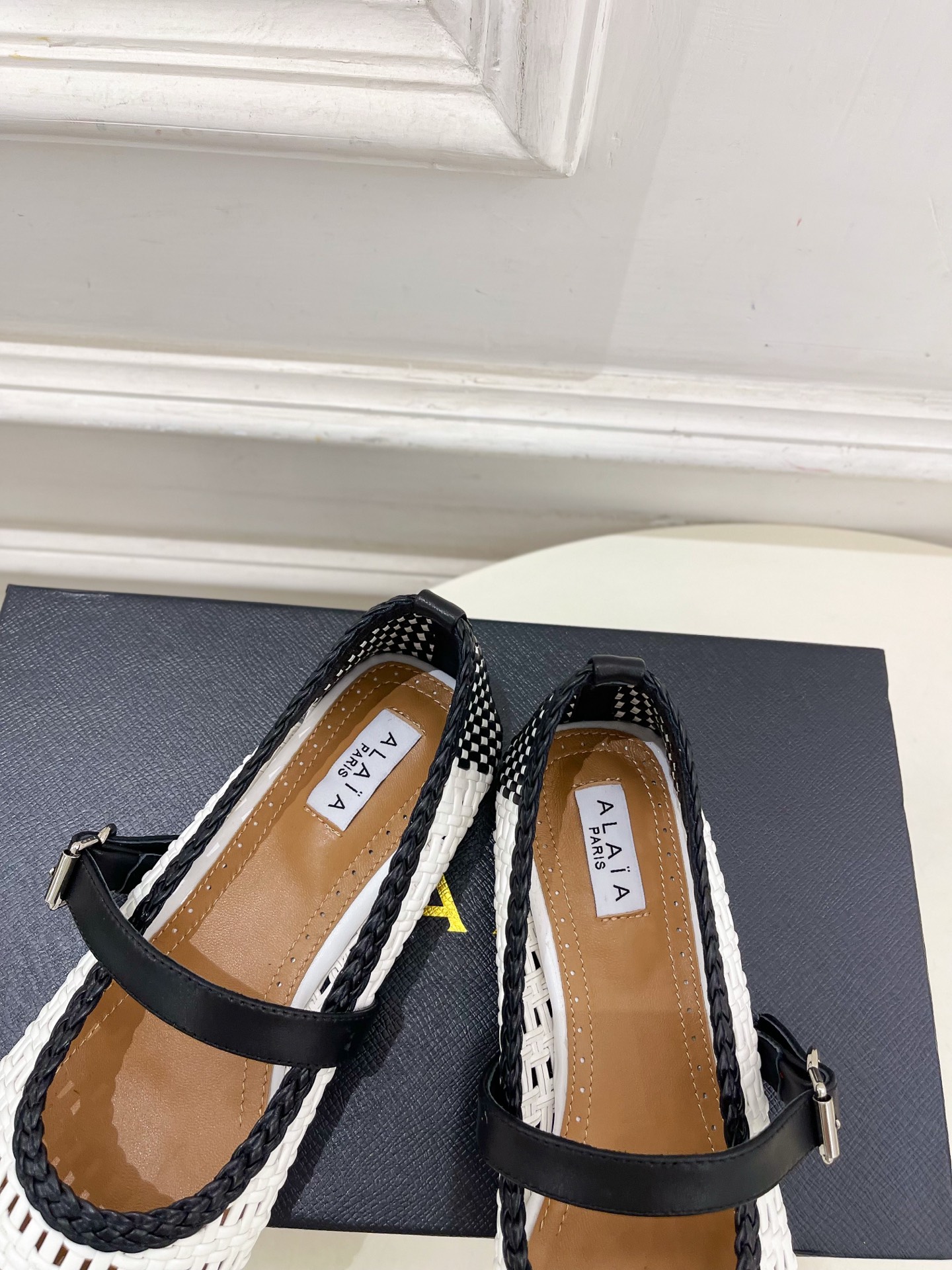 ALAÏA 阿莱亚25SS春夏新品 镂空编织玛丽珍平底鞋
—————————
Alaïa作为这两年最受欢