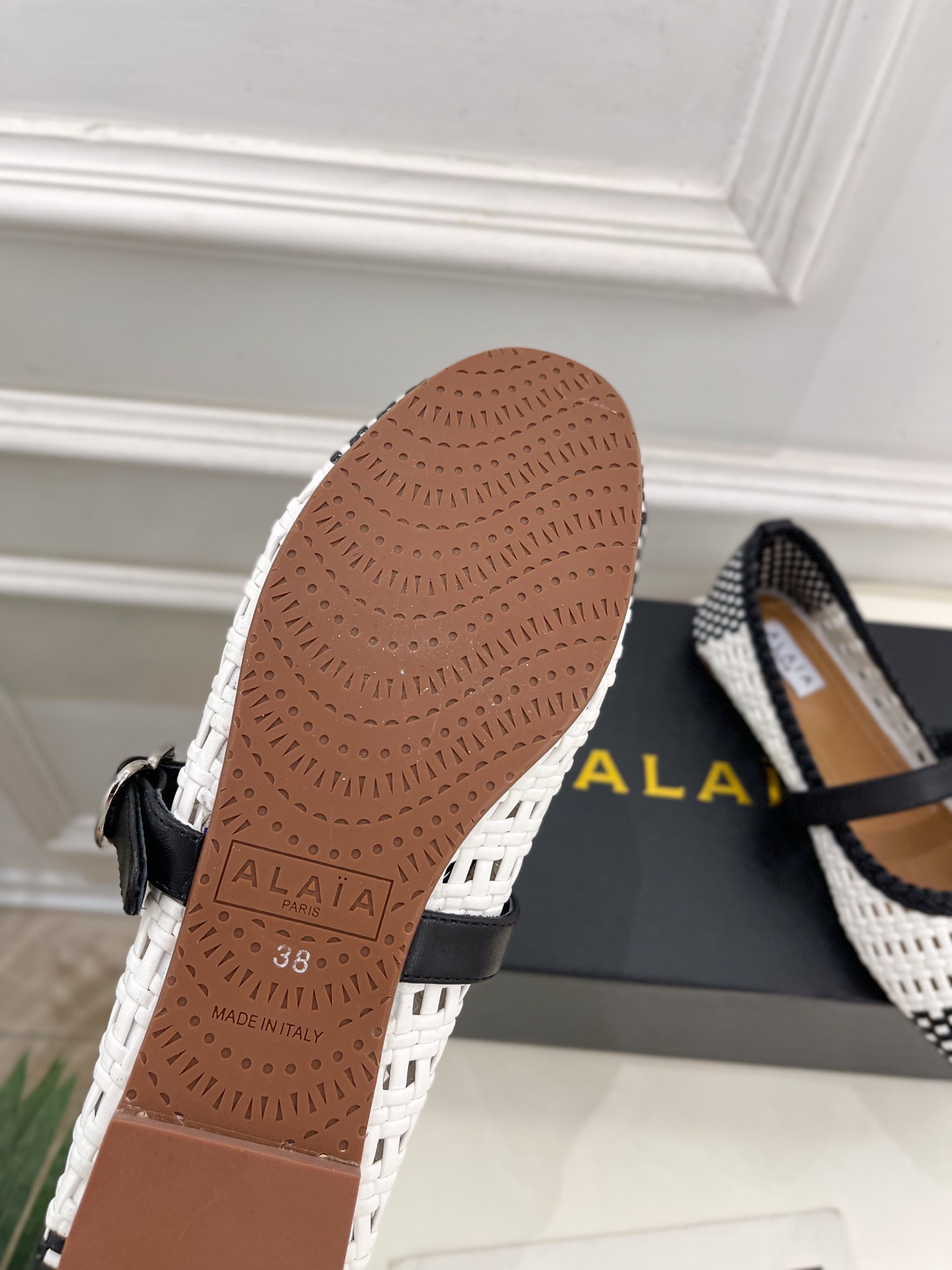 ALAÏA 阿莱亚25SS春夏新品 镂空编织玛丽珍平底鞋
—————————
Alaïa作为这两年最受欢