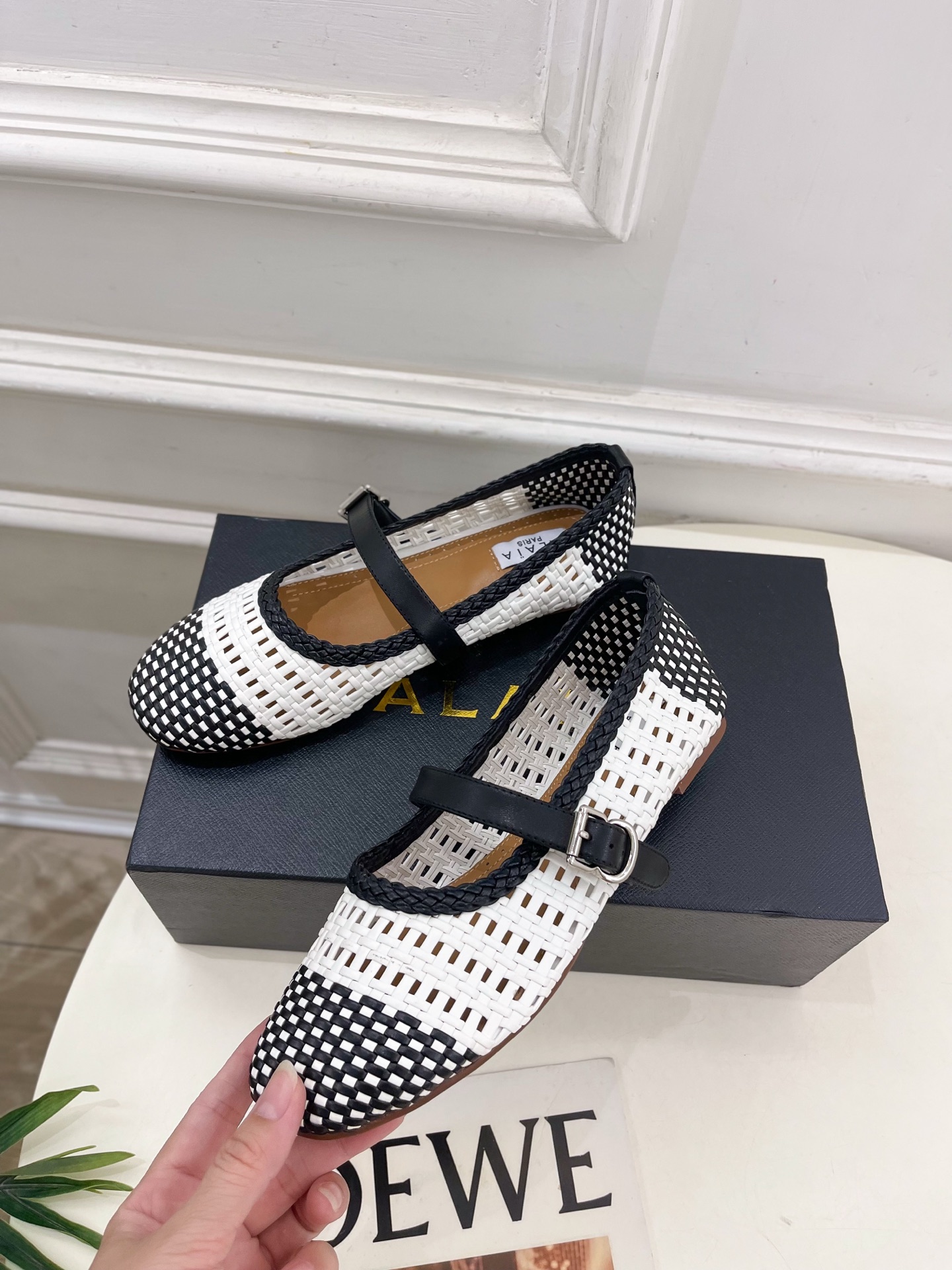 ALAÏA 阿莱亚25SS春夏新品 镂空编织玛丽珍平底鞋
—————————
Alaïa作为这两年最受欢