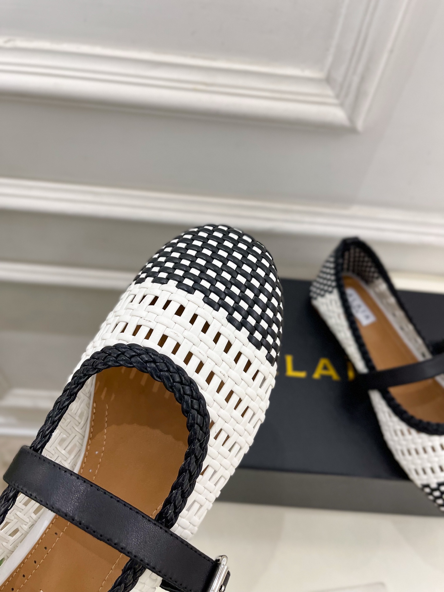 ALAÏA 阿莱亚25SS春夏新品 镂空编织玛丽珍平底鞋
—————————
Alaïa作为这两年最受欢