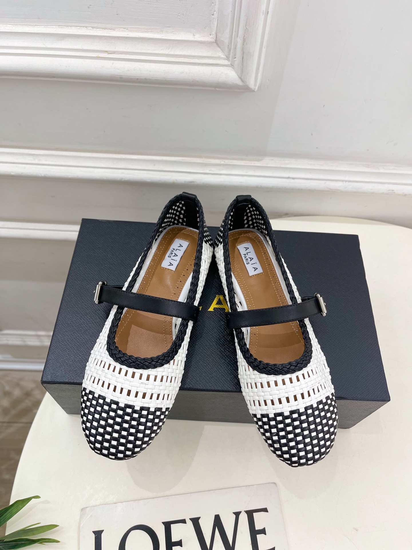 ALAÏA 阿莱亚25SS春夏新品 镂空编织玛丽珍平底鞋
—————————
Alaïa作为这两年最受欢