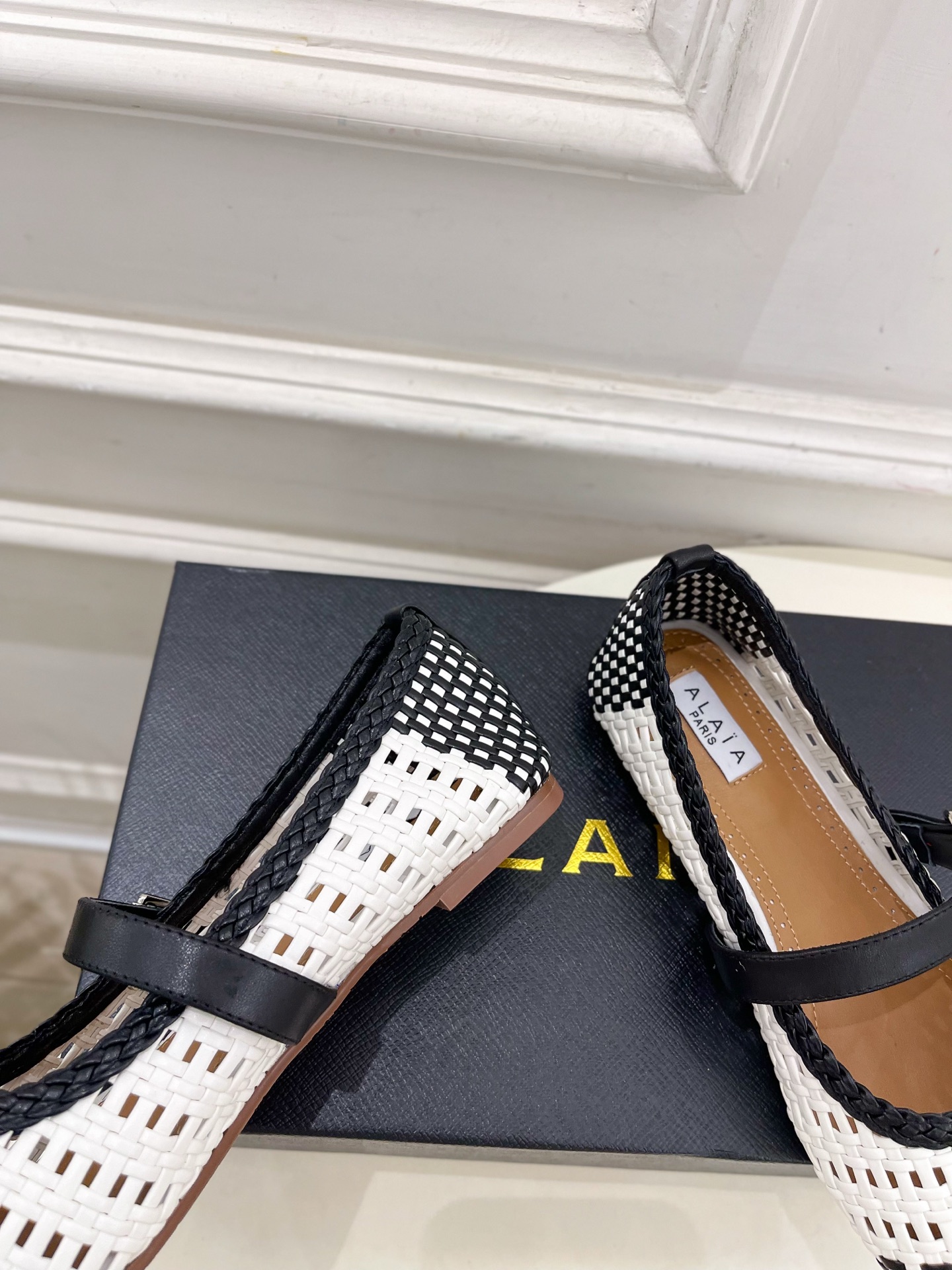 ALAÏA 阿莱亚25SS春夏新品 镂空编织玛丽珍平底鞋
—————————
Alaïa作为这两年最受欢