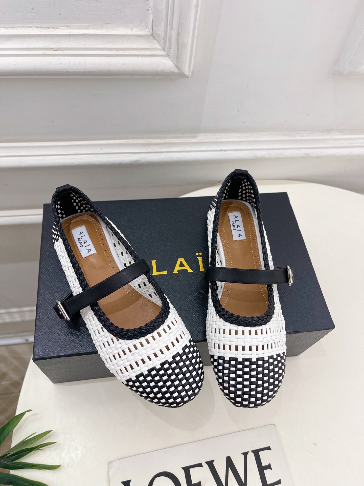 ALAÏA 阿莱亚25SS春夏新品 镂空编织玛丽珍平底鞋
—————————
Alaïa作为这两年最受欢