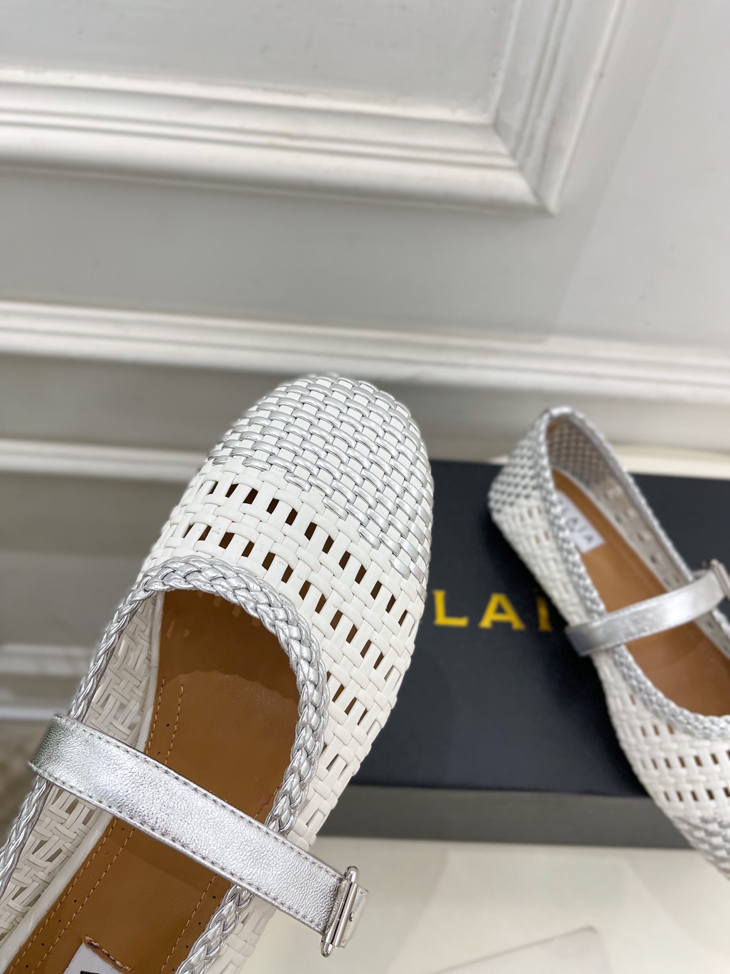 ALAÏA 阿莱亚25SS春夏新品 镂空编织玛丽珍平底鞋
—————————
Alaïa作为这两年最受欢