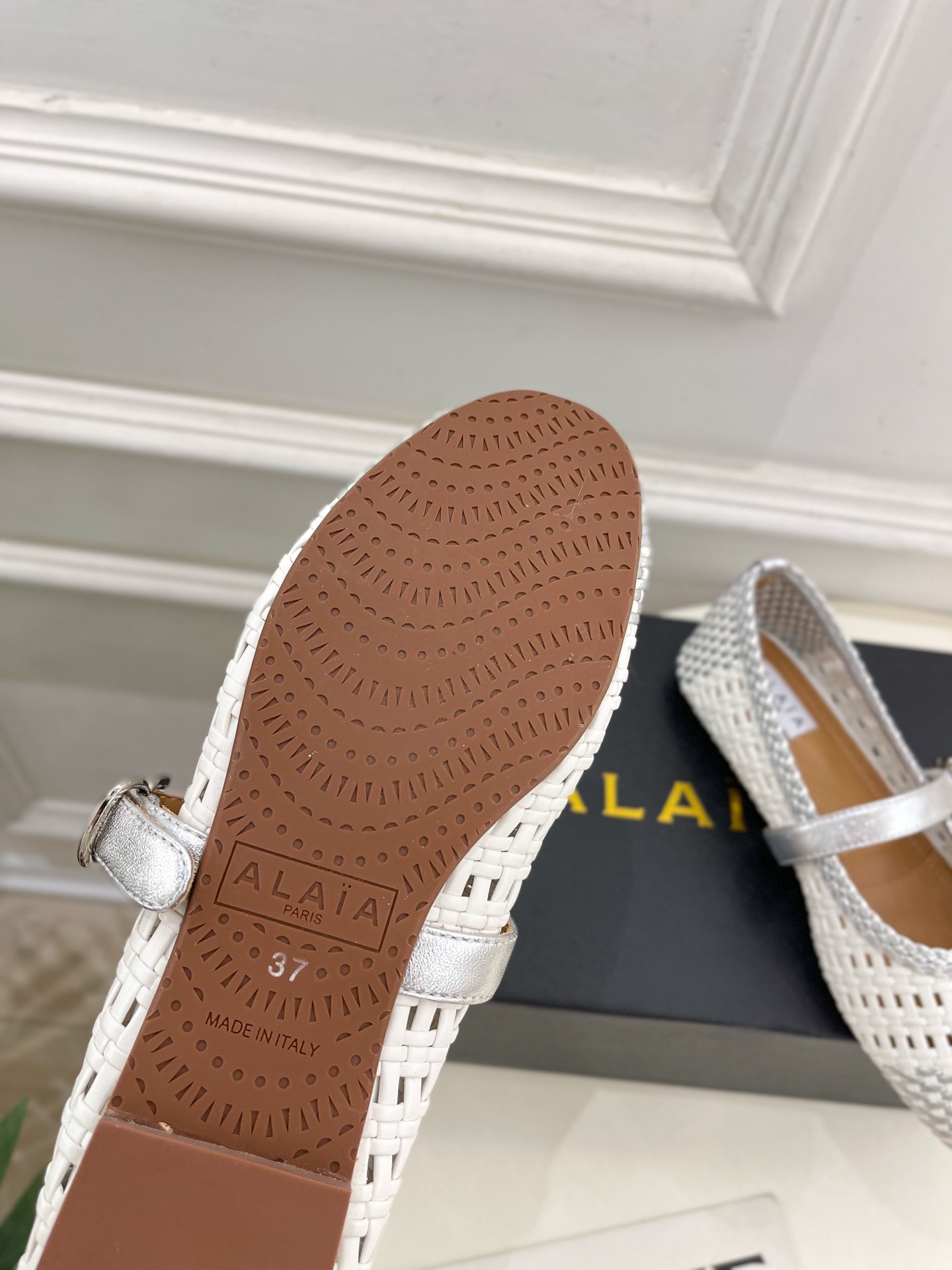 ALAÏA 阿莱亚25SS春夏新品 镂空编织玛丽珍平底鞋
—————————
Alaïa作为这两年最受欢