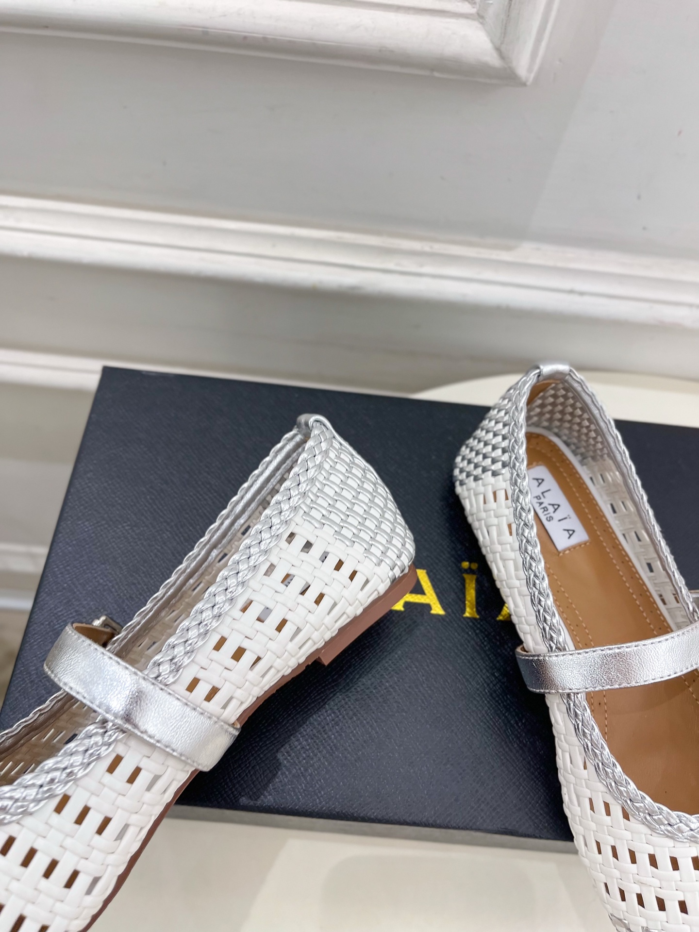 ALAÏA 阿莱亚25SS春夏新品 镂空编织玛丽珍平底鞋
—————————
Alaïa作为这两年最受欢