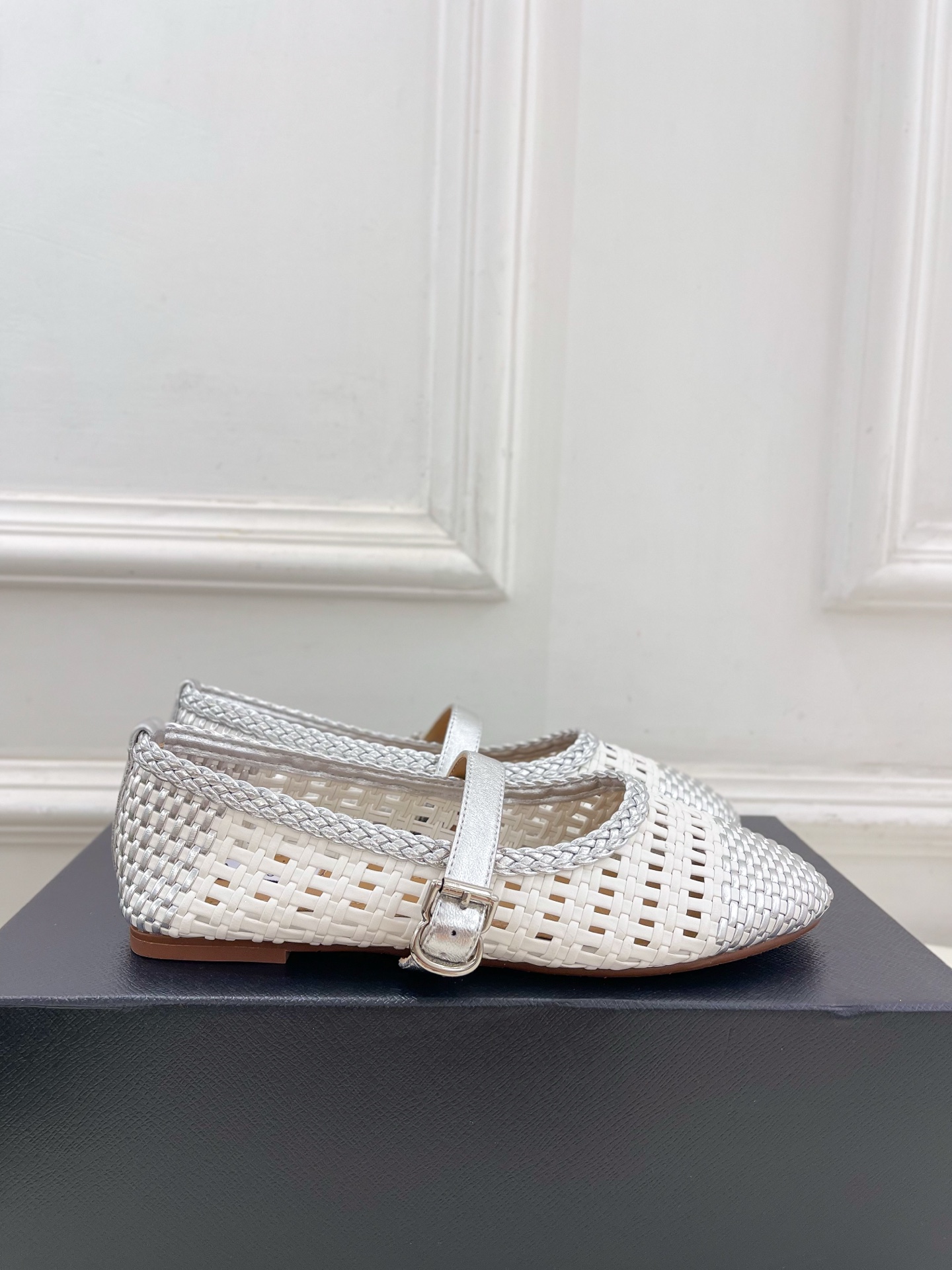 ALAÏA 阿莱亚25SS春夏新品 镂空编织玛丽珍平底鞋
—————————
Alaïa作为这两年最受欢