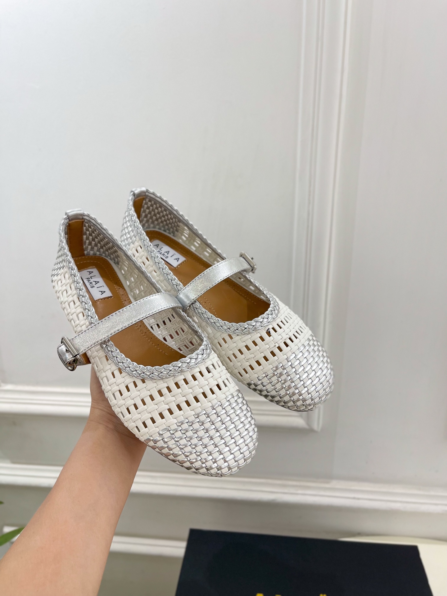 ALAÏA 阿莱亚25SS春夏新品 镂空编织玛丽珍平底鞋
—————————
Alaïa作为这两年最受欢