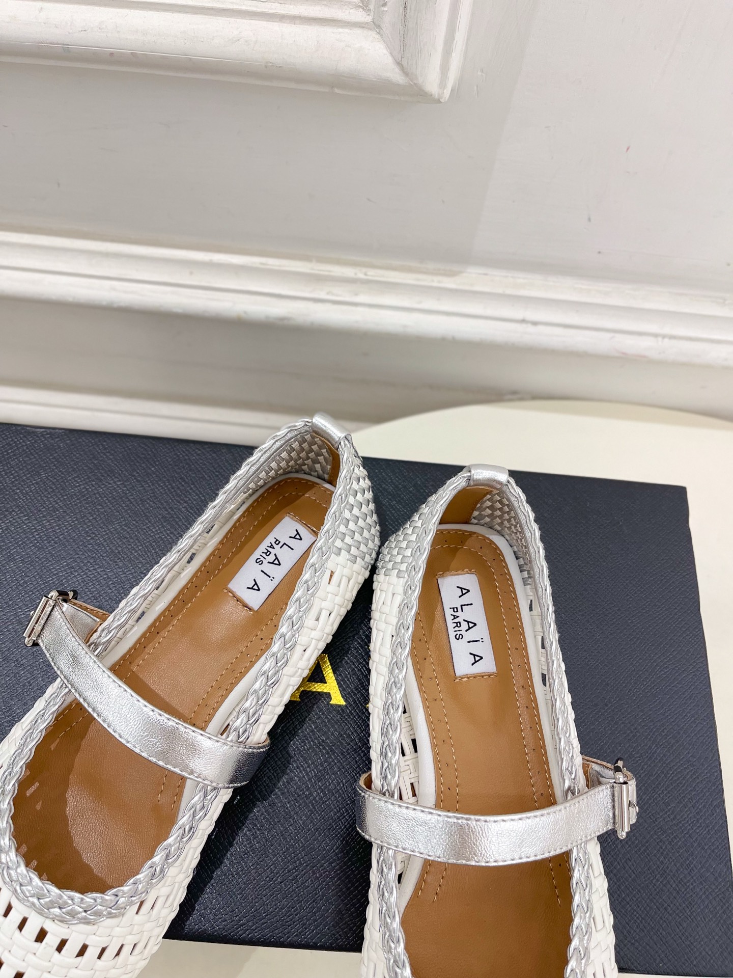 ALAÏA 阿莱亚25SS春夏新品 镂空编织玛丽珍平底鞋
—————————
Alaïa作为这两年最受欢
