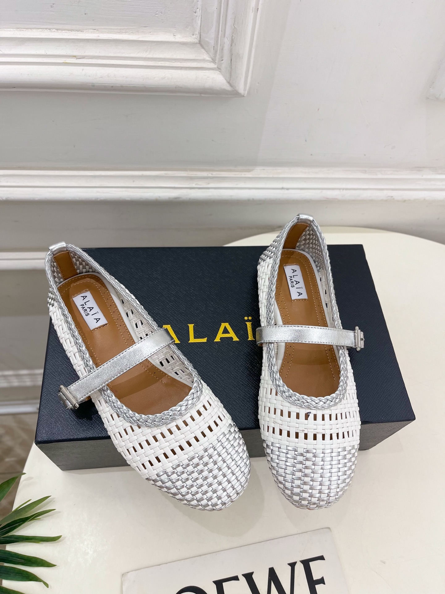 ALAÏA 阿莱亚25SS春夏新品 镂空编织玛丽珍平底鞋
—————————
Alaïa作为这两年最受欢