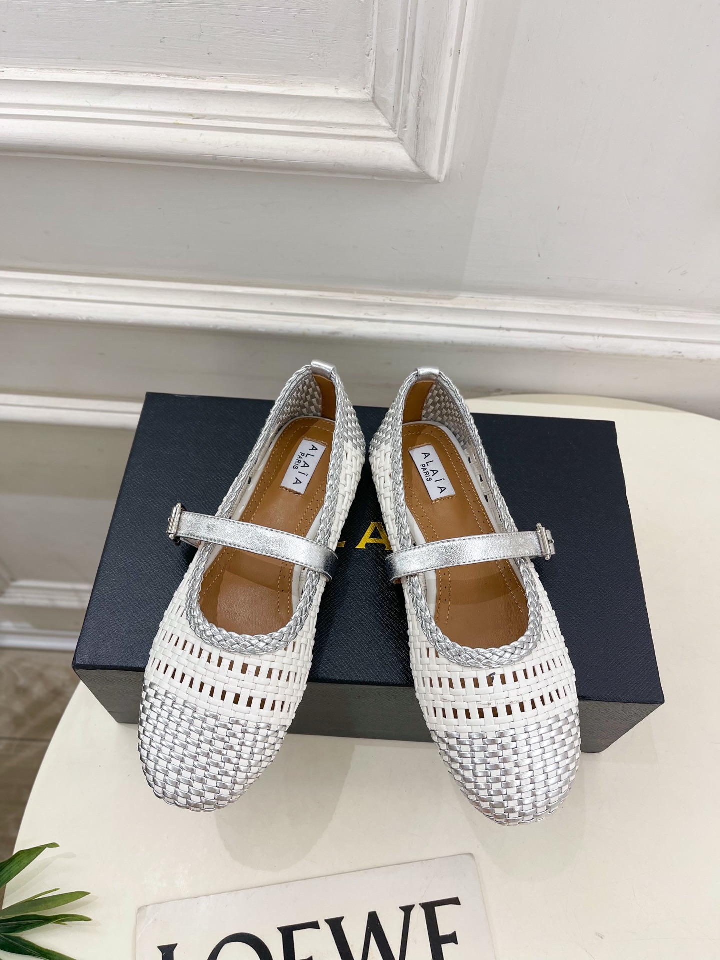 ALAÏA 阿莱亚25SS春夏新品 镂空编织玛丽珍平底鞋
—————————
Alaïa作为这两年最受欢