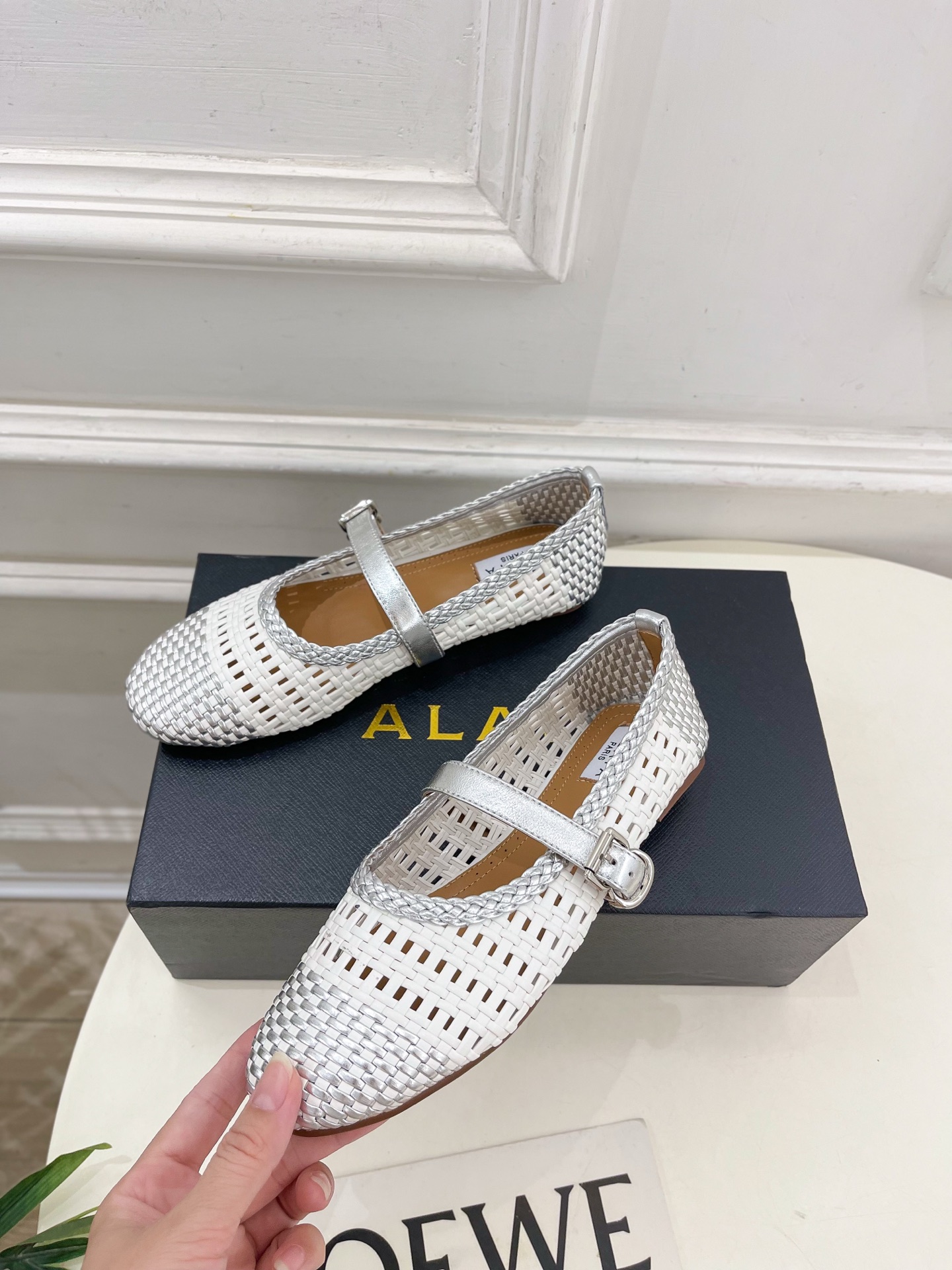 ALAÏA 阿莱亚25SS春夏新品 镂空编织玛丽珍平底鞋
—————————
Alaïa作为这两年最受欢