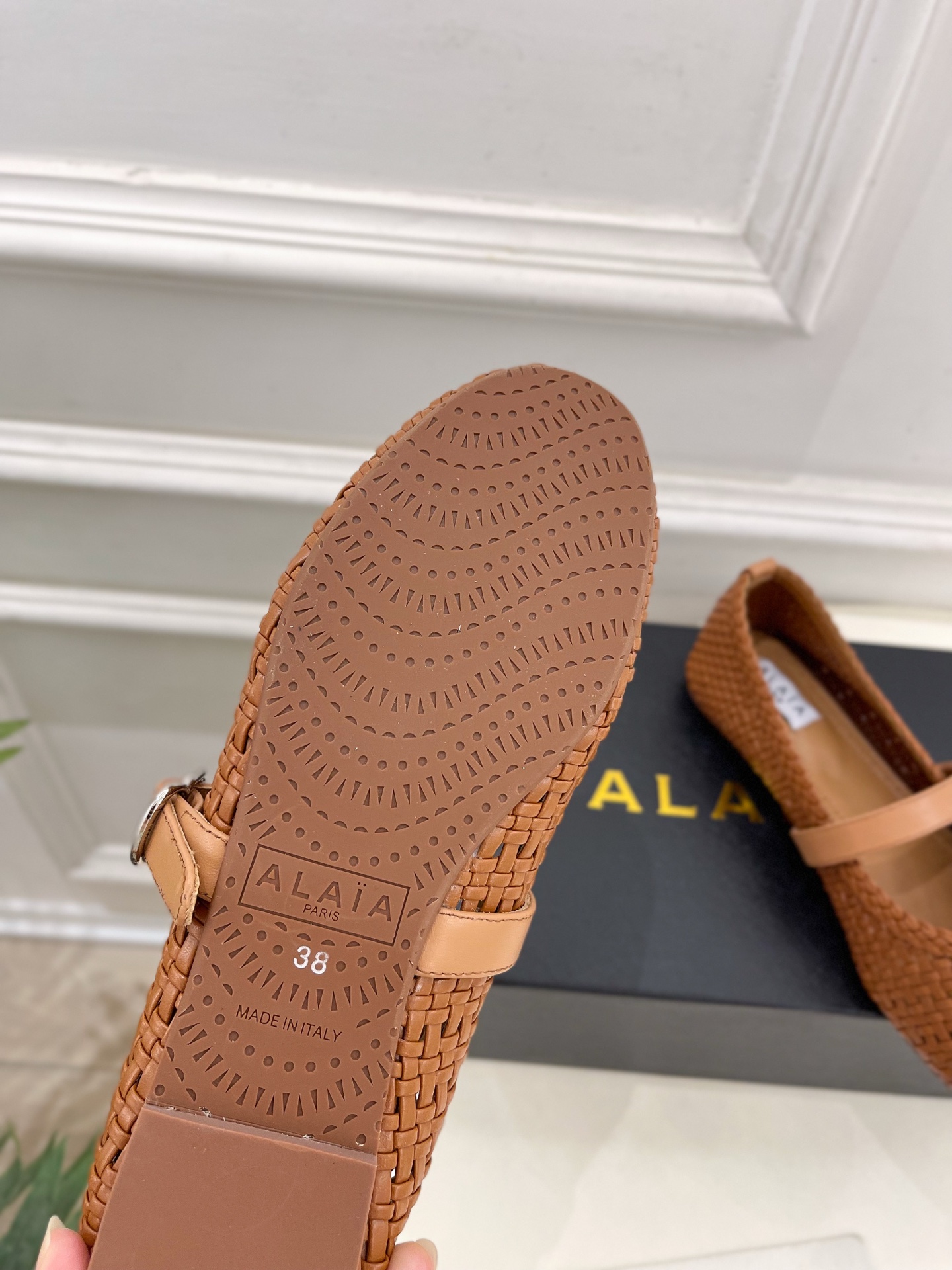ALAÏA 阿莱亚25SS春夏新品 镂空编织玛丽珍平底鞋
—————————
Alaïa作为这两年最受欢
