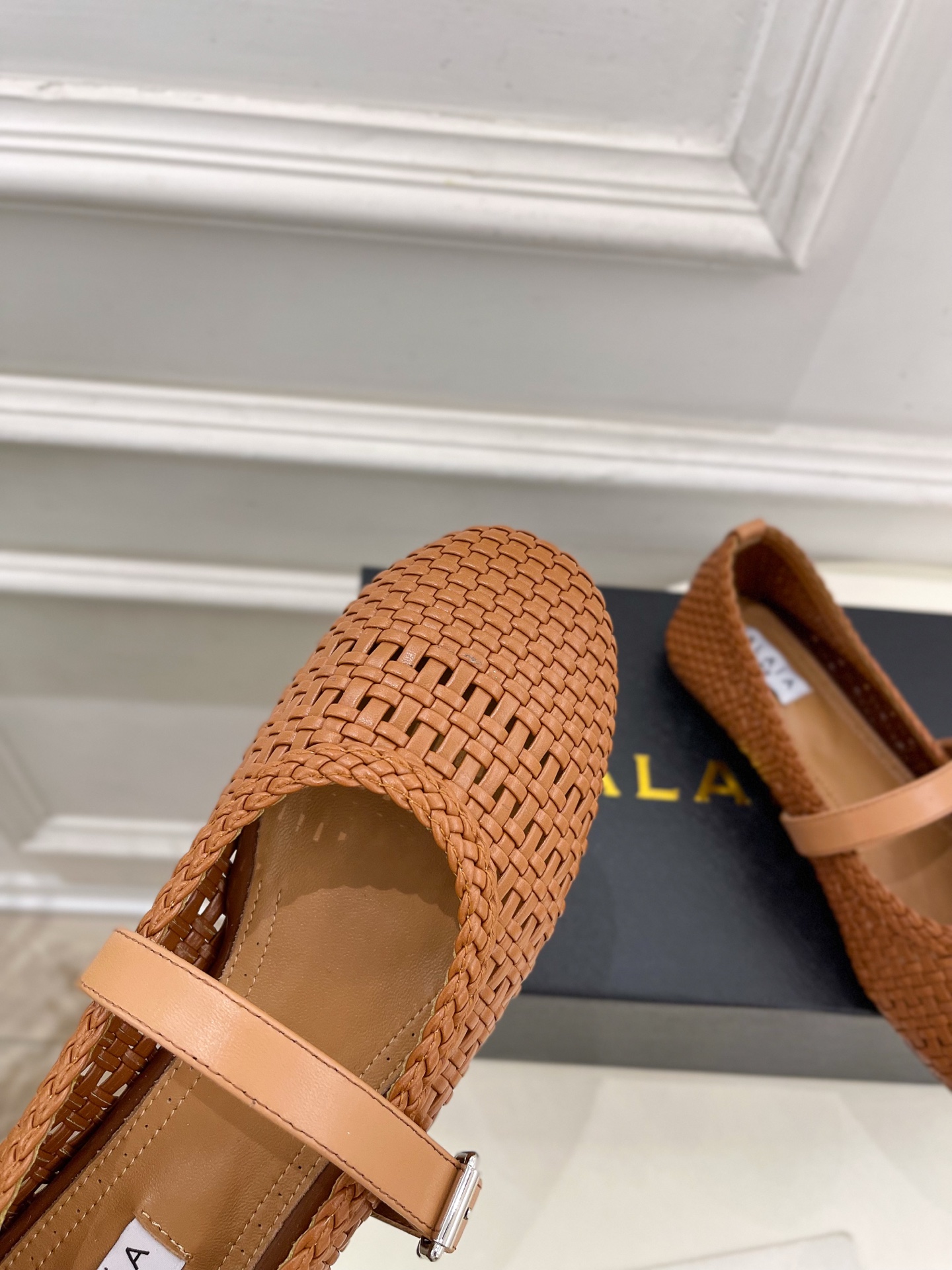 ALAÏA 阿莱亚25SS春夏新品 镂空编织玛丽珍平底鞋
—————————
Alaïa作为这两年最受欢