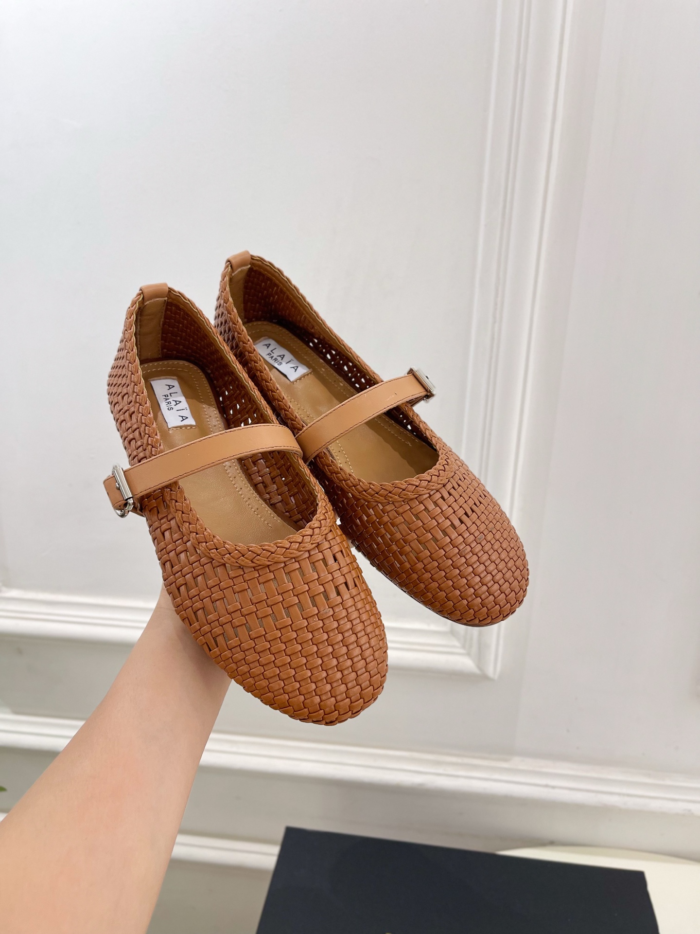 ALAÏA 阿莱亚25SS春夏新品 镂空编织玛丽珍平底鞋
—————————
Alaïa作为这两年最受欢