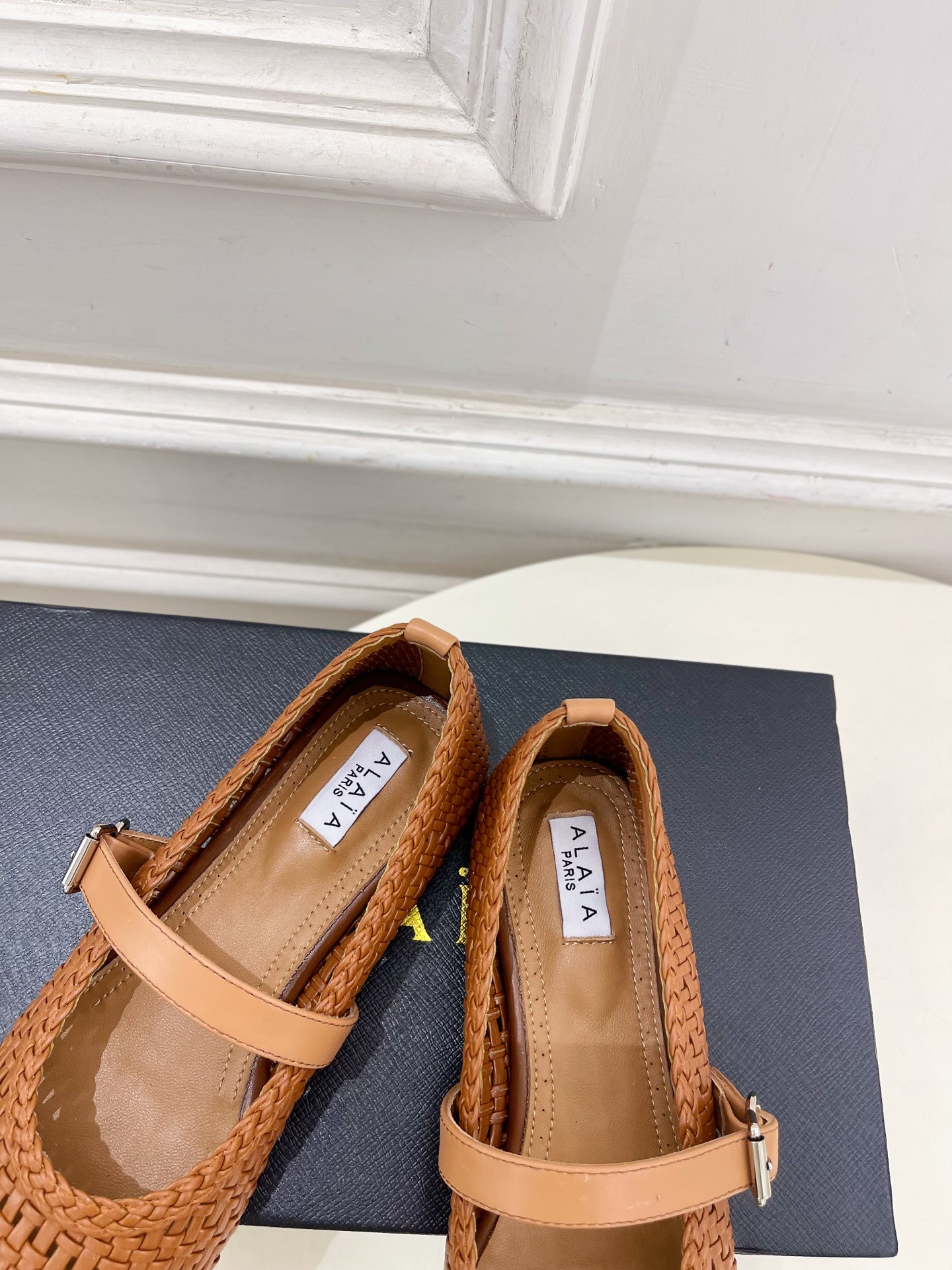 ALAÏA 阿莱亚25SS春夏新品 镂空编织玛丽珍平底鞋
—————————
Alaïa作为这两年最受欢