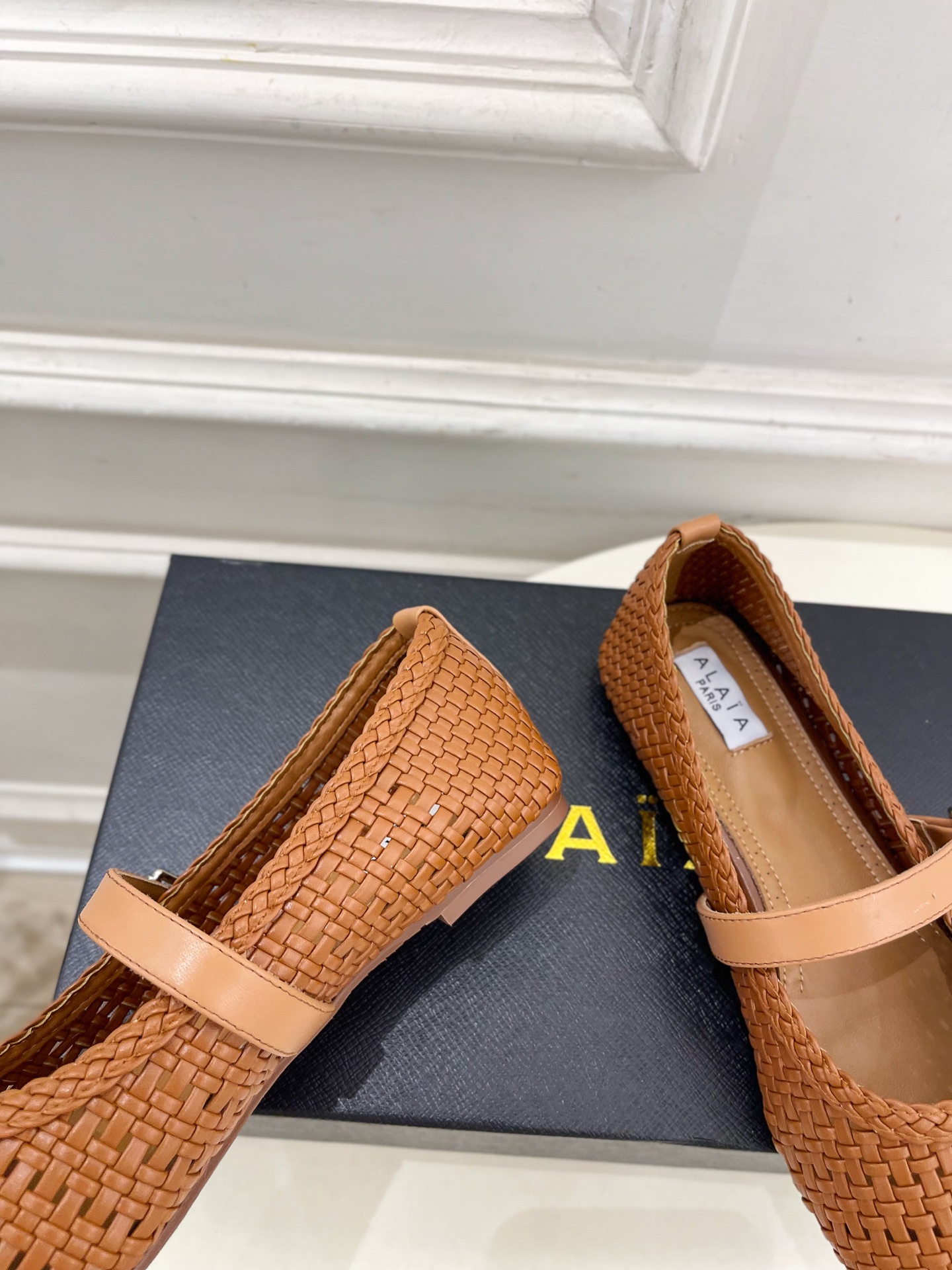 ALAÏA 阿莱亚25SS春夏新品 镂空编织玛丽珍平底鞋
—————————
Alaïa作为这两年最受欢