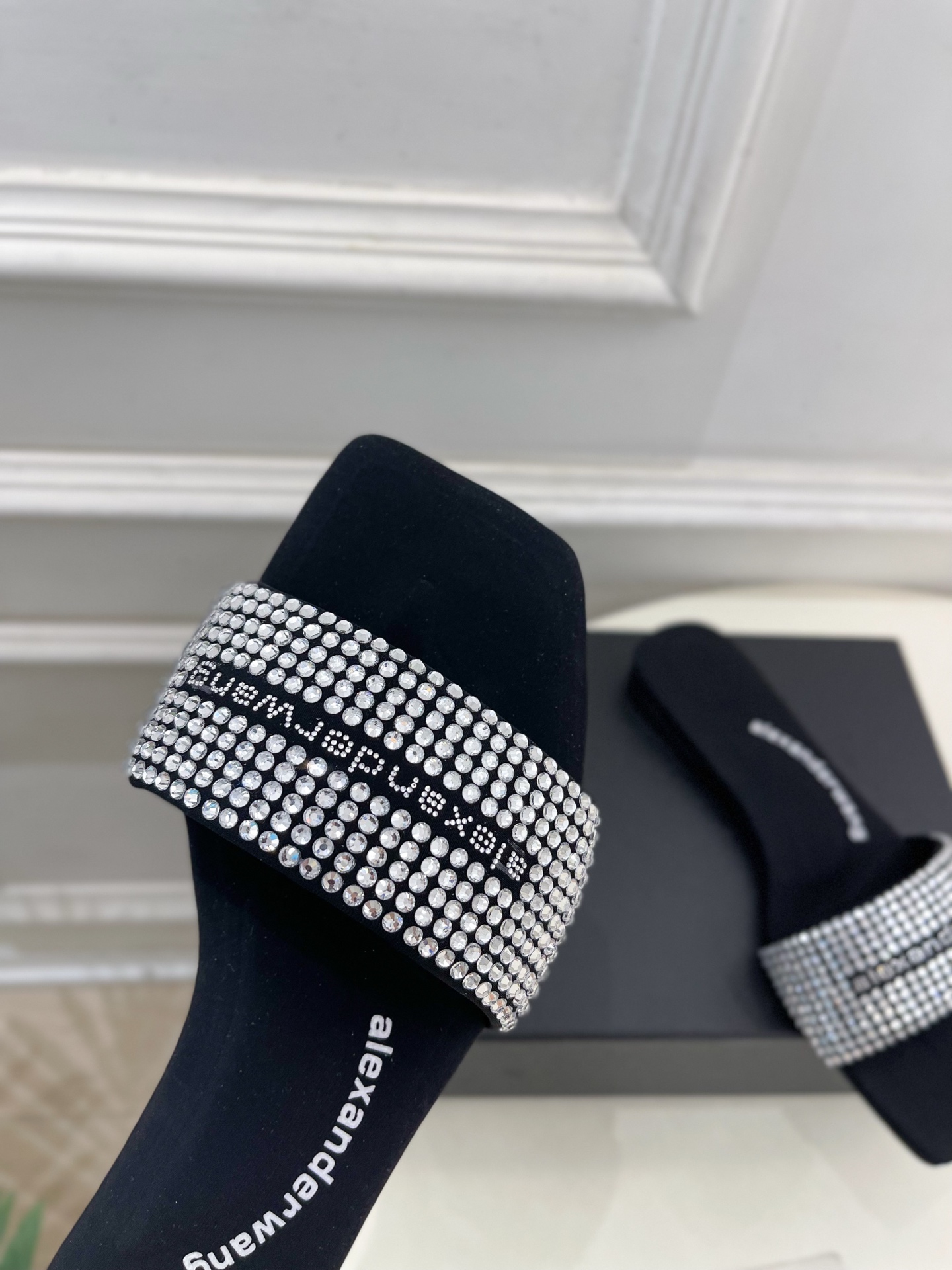 Alexander wang 亚力山•大王

2025春夏新品  方头vy缎面水晶烫钻凉拖鞋
—————