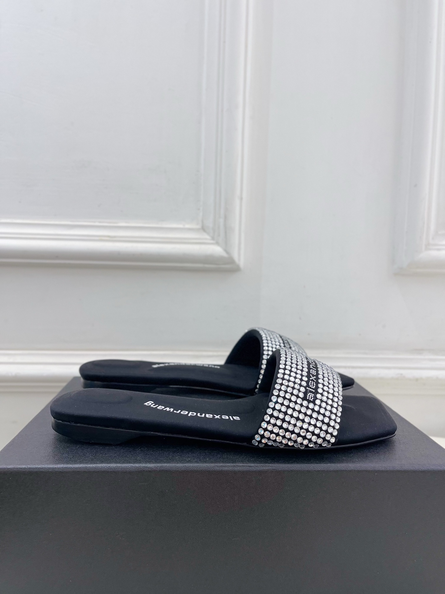 Alexander wang 亚力山•大王

2025春夏新品  方头vy缎面水晶烫钻凉拖鞋
—————