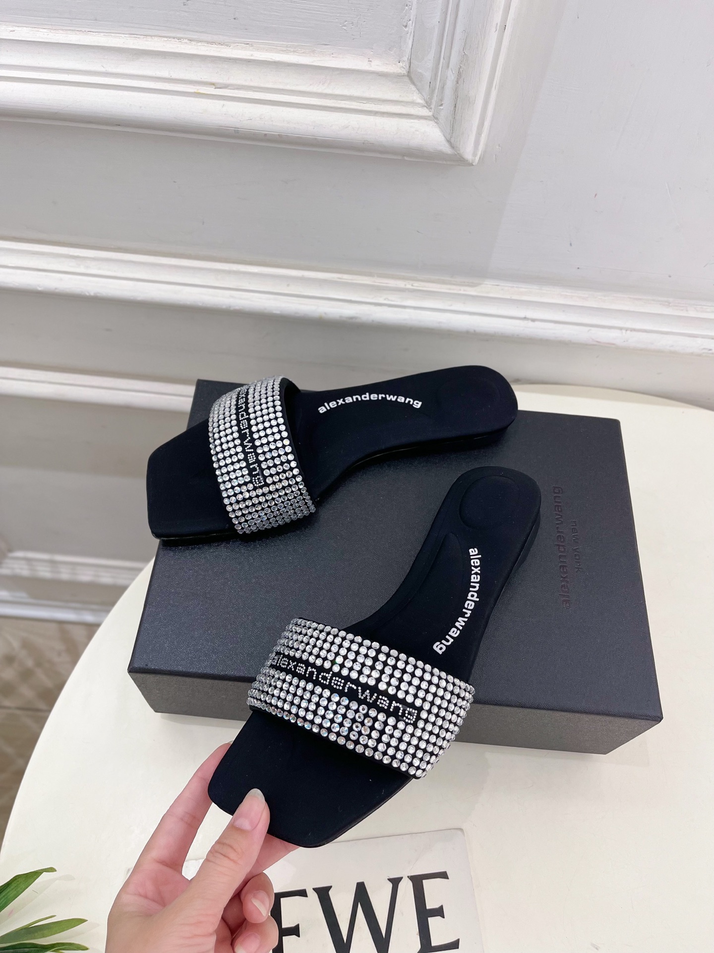 Alexander wang 亚力山•大王

2025春夏新品  方头vy缎面水晶烫钻凉拖鞋
—————