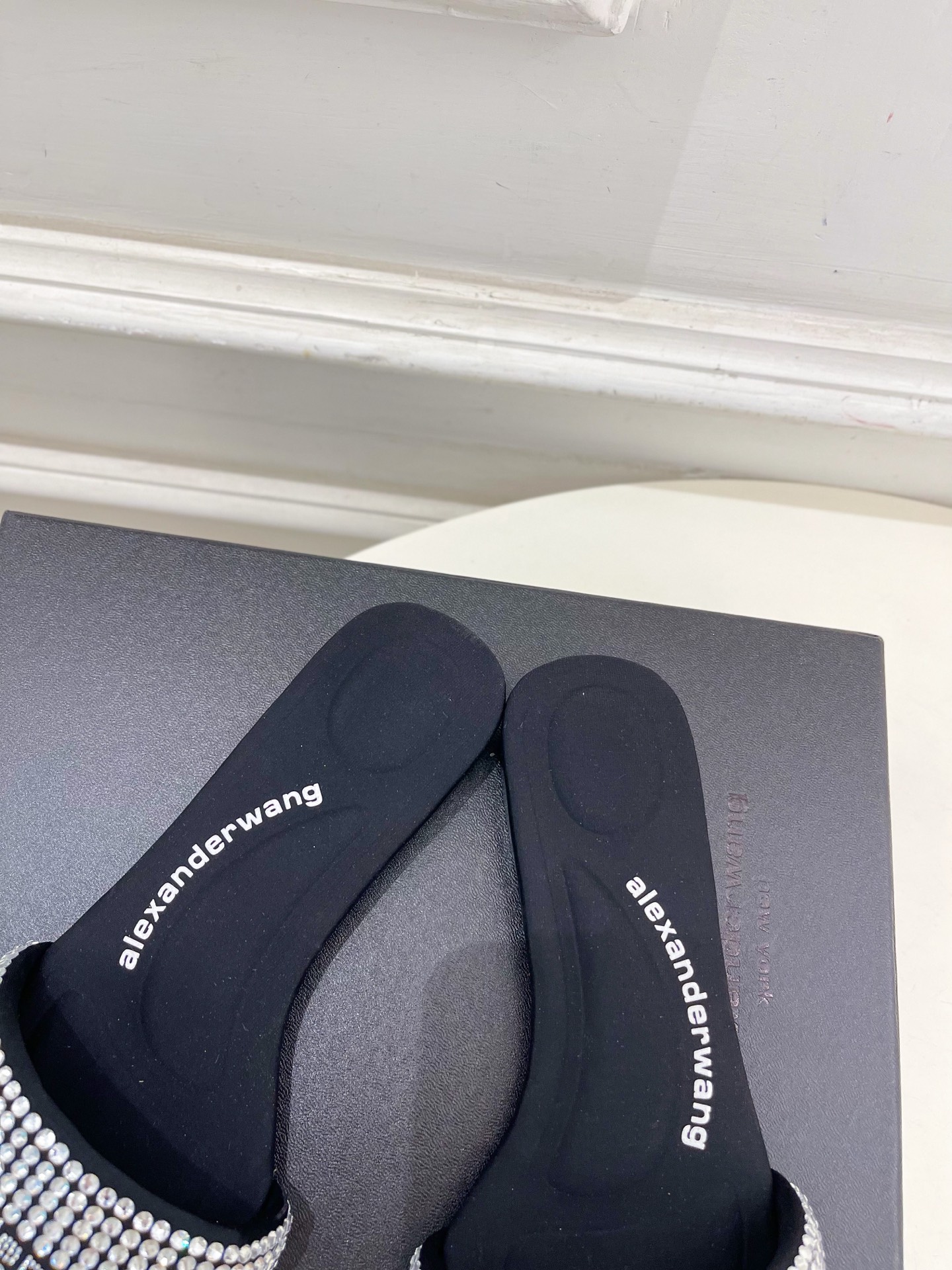 Alexander wang 亚力山•大王

2025春夏新品  方头vy缎面水晶烫钻凉拖鞋
—————