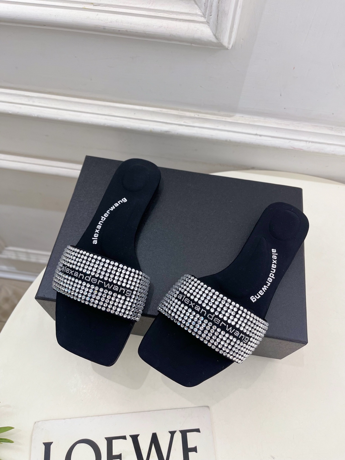 Alexander wang 亚力山•大王

2025春夏新品  方头vy缎面水晶烫钻凉拖鞋
—————