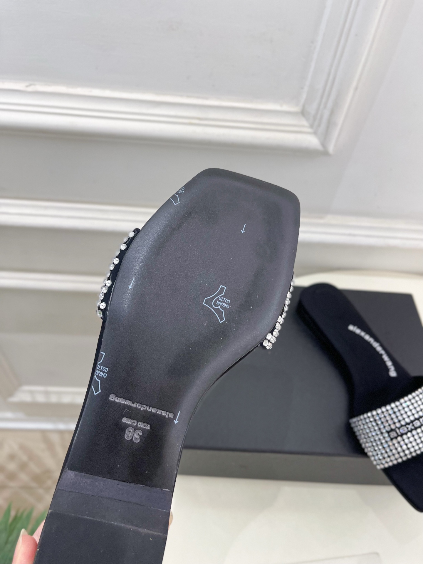 Alexander wang 亚力山•大王

2025春夏新品  方头vy缎面水晶烫钻凉拖鞋
—————
