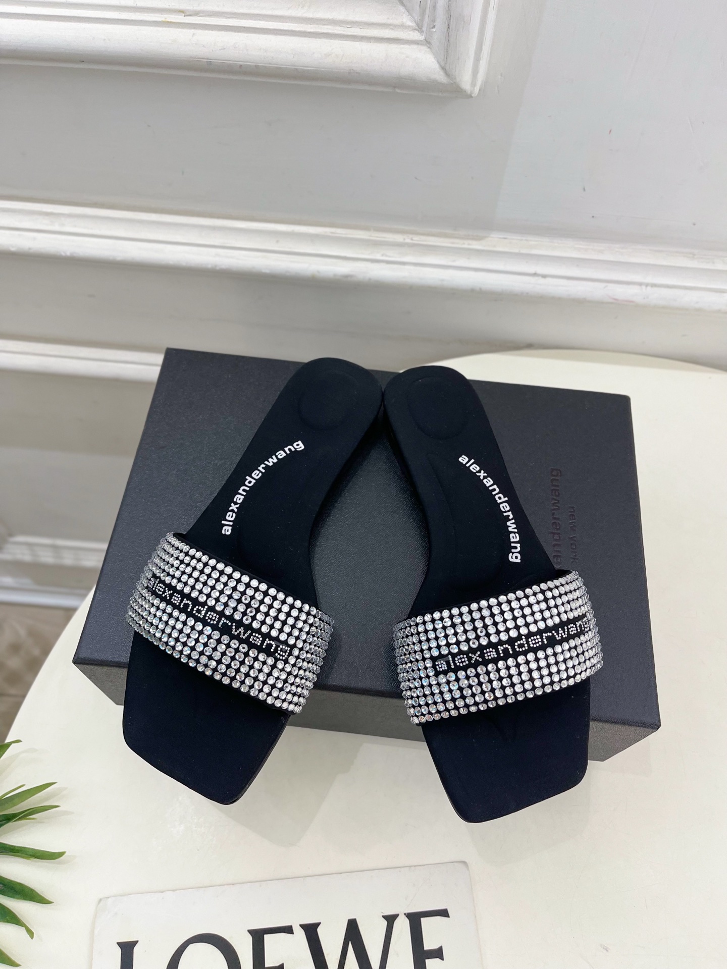 Alexander wang 亚力山•大王

2025春夏新品  方头vy缎面水晶烫钻凉拖鞋
—————