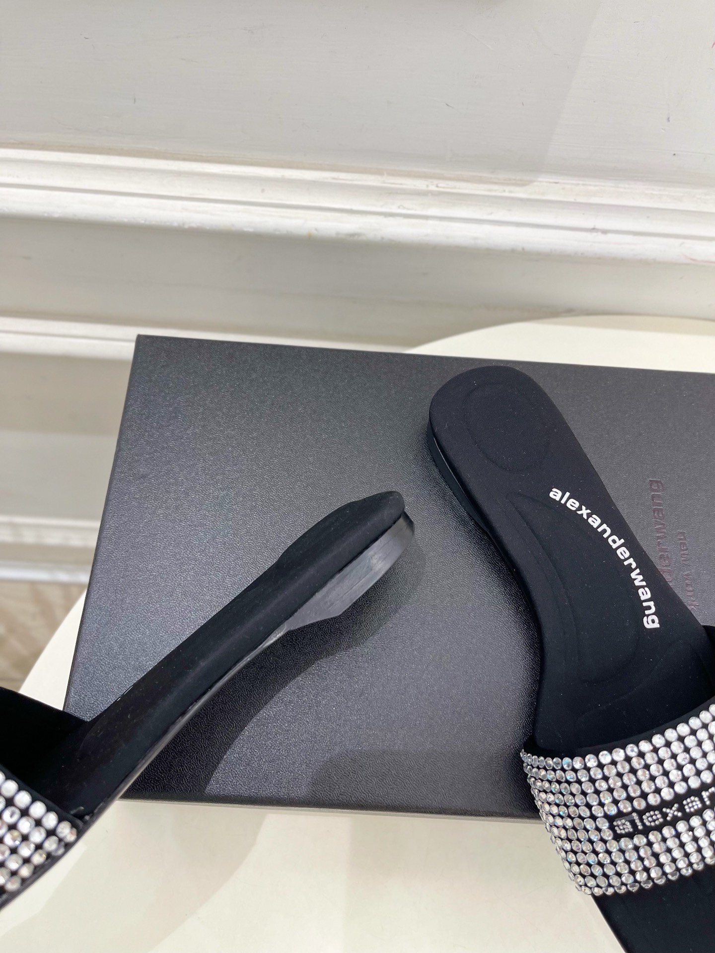Alexander wang 亚力山•大王

2025春夏新品  方头vy缎面水晶烫钻凉拖鞋
—————