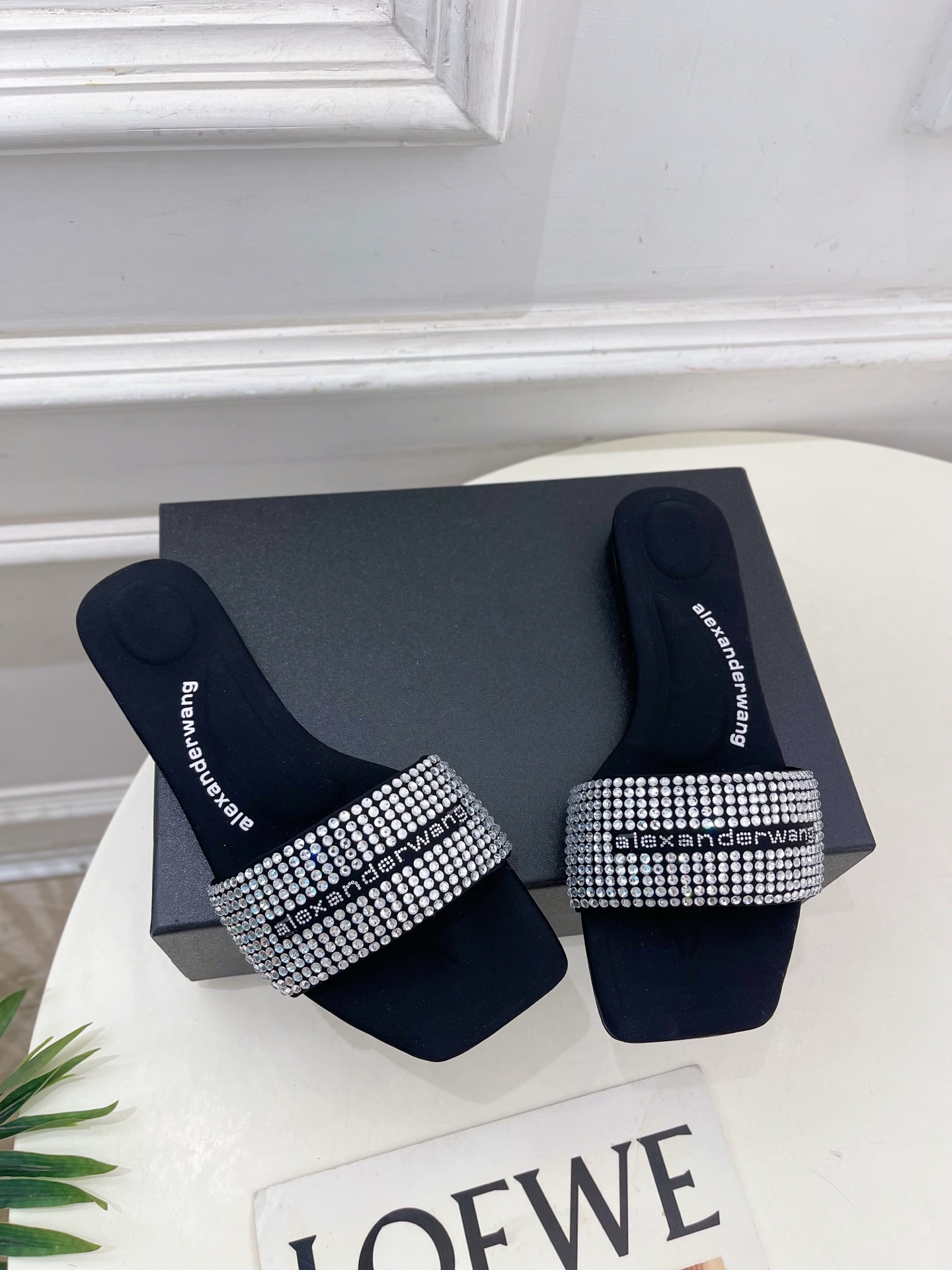 Alexander wang 亚力山•大王

2025春夏新品  方头vy缎面水晶烫钻凉拖鞋
—————